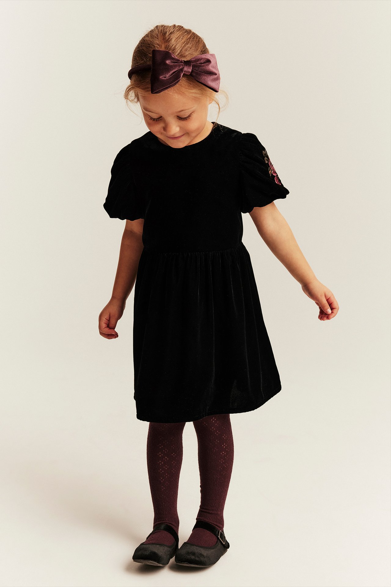 Samtkleid mit Stickerei - Schwarz - 2