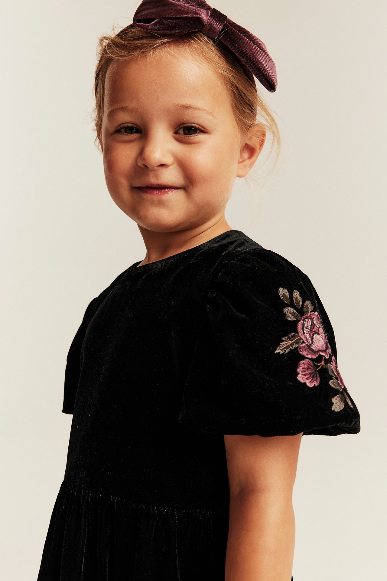 Samtkleid mit Stickerei - Schwarz - 3