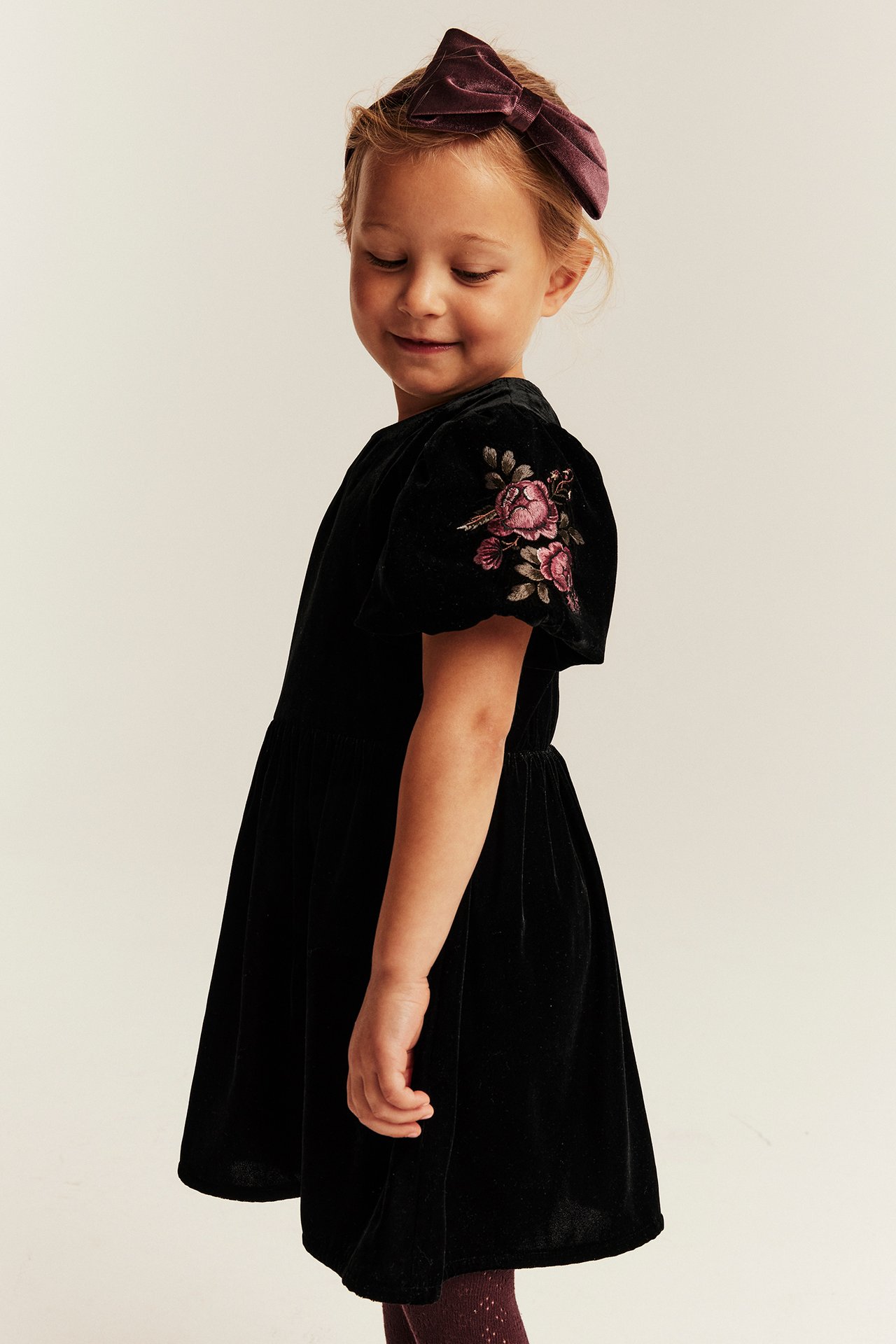 Samtkleid mit Stickerei - Schwarz - 1