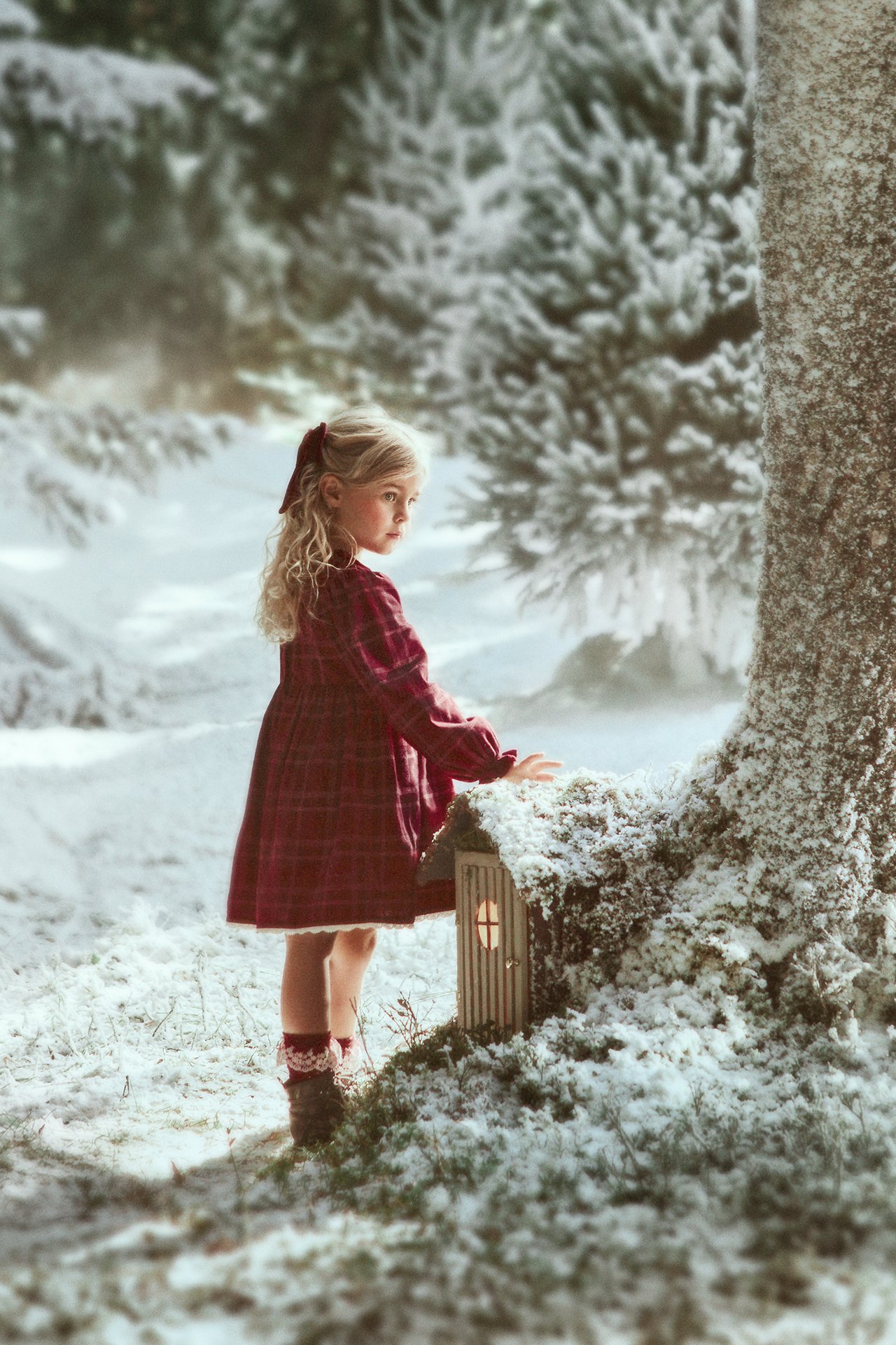Seitenansicht: Rotes kariertes Kinderkleid mit roter Haarschleife, gemusterten Socken und Stiefeln.