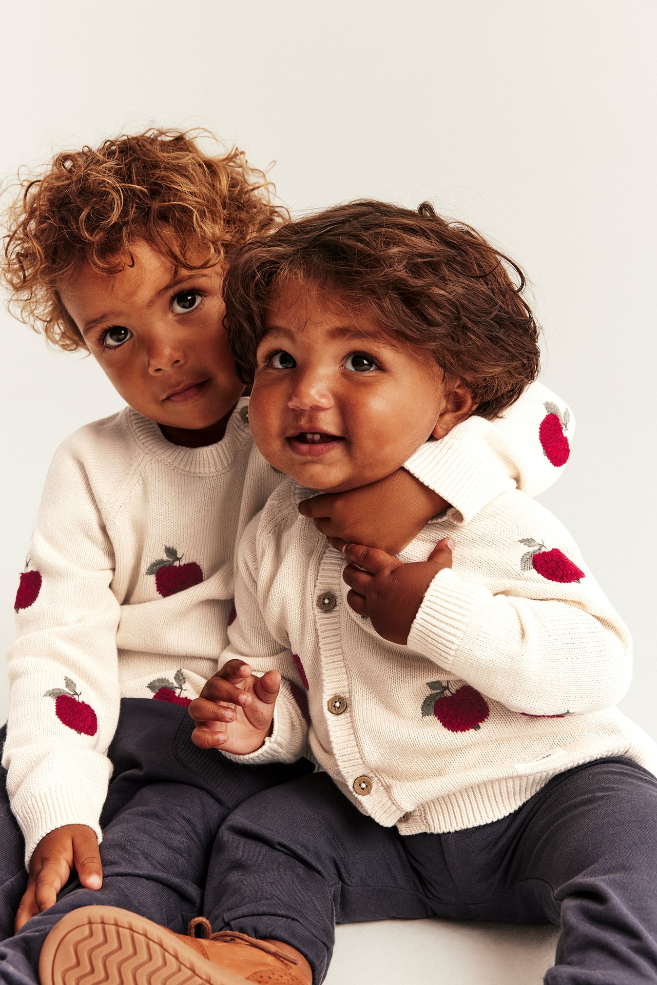 Knitted cardigan with embroidered apple