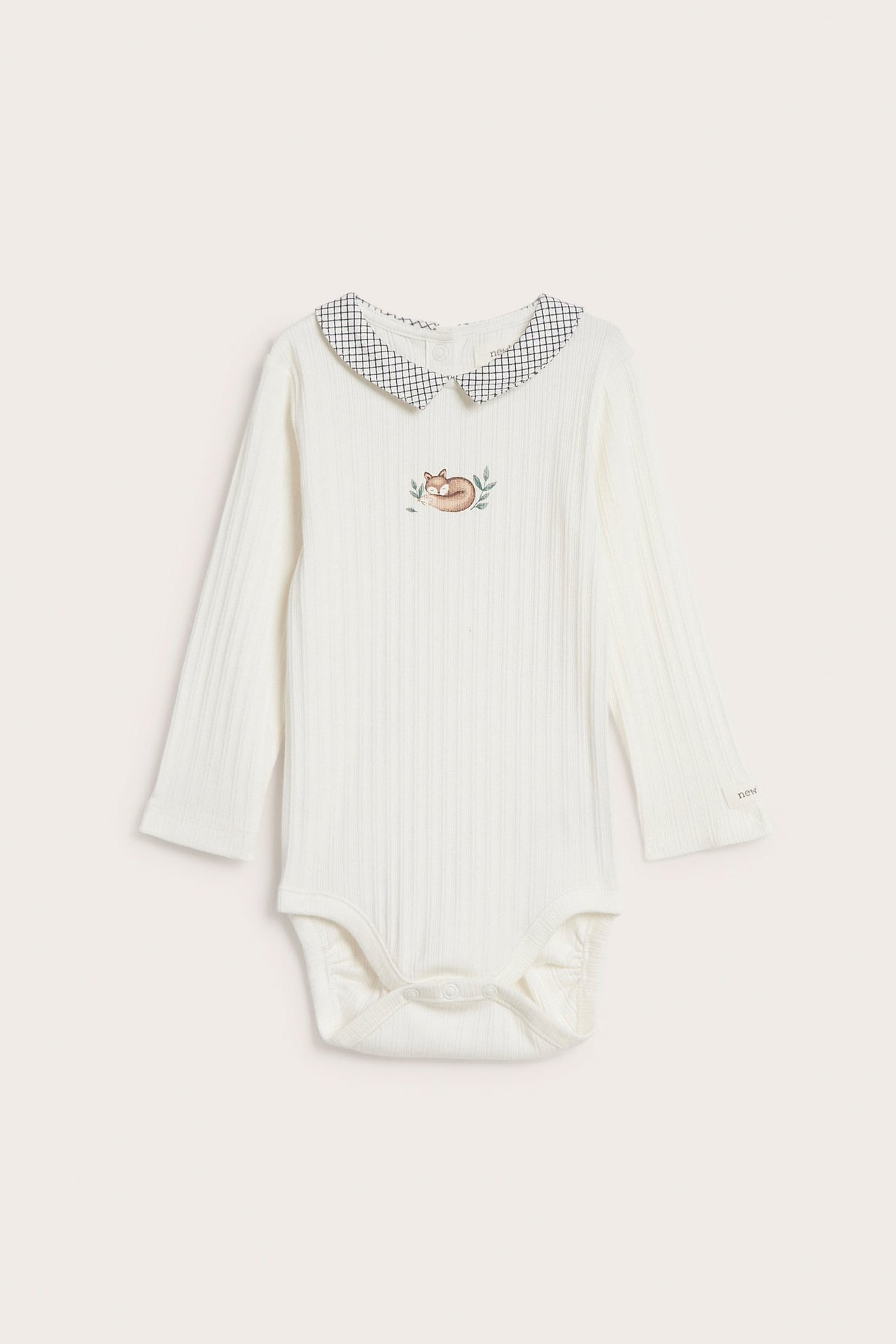Vorderansicht eines cremefarbenen, gerippten Langarm-Babybodys mit kariertem Kragen und Fuchsstickerei.