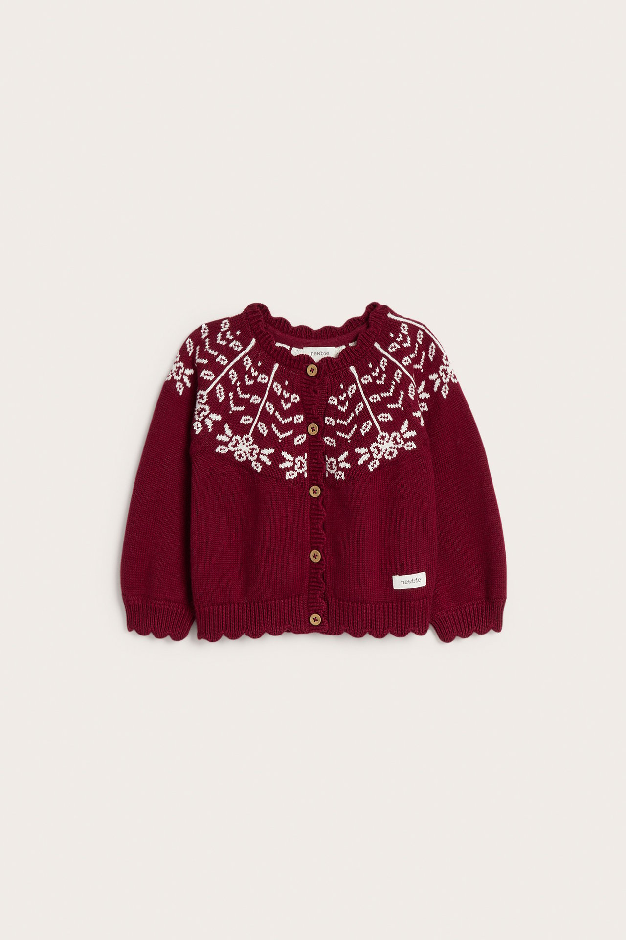 Vorderansicht: Babys burgunderrote Fair Isle-Strickjacke mit Holzknöpfen und gewellten Kanten.
