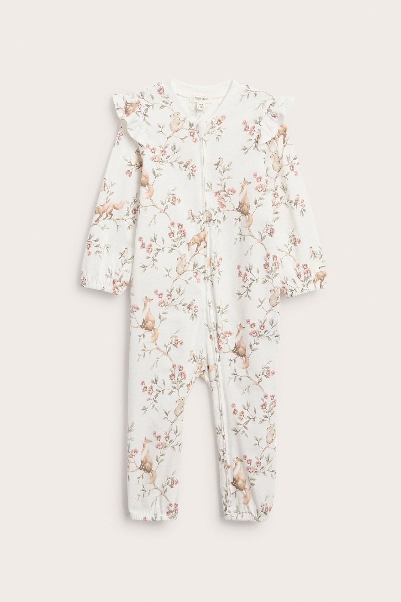 Vorderansicht: Off-weißer Baby-Baumwollpyjama mit Waldtiermuster, Rüschen, Gummibündchen und Reißverschluss.