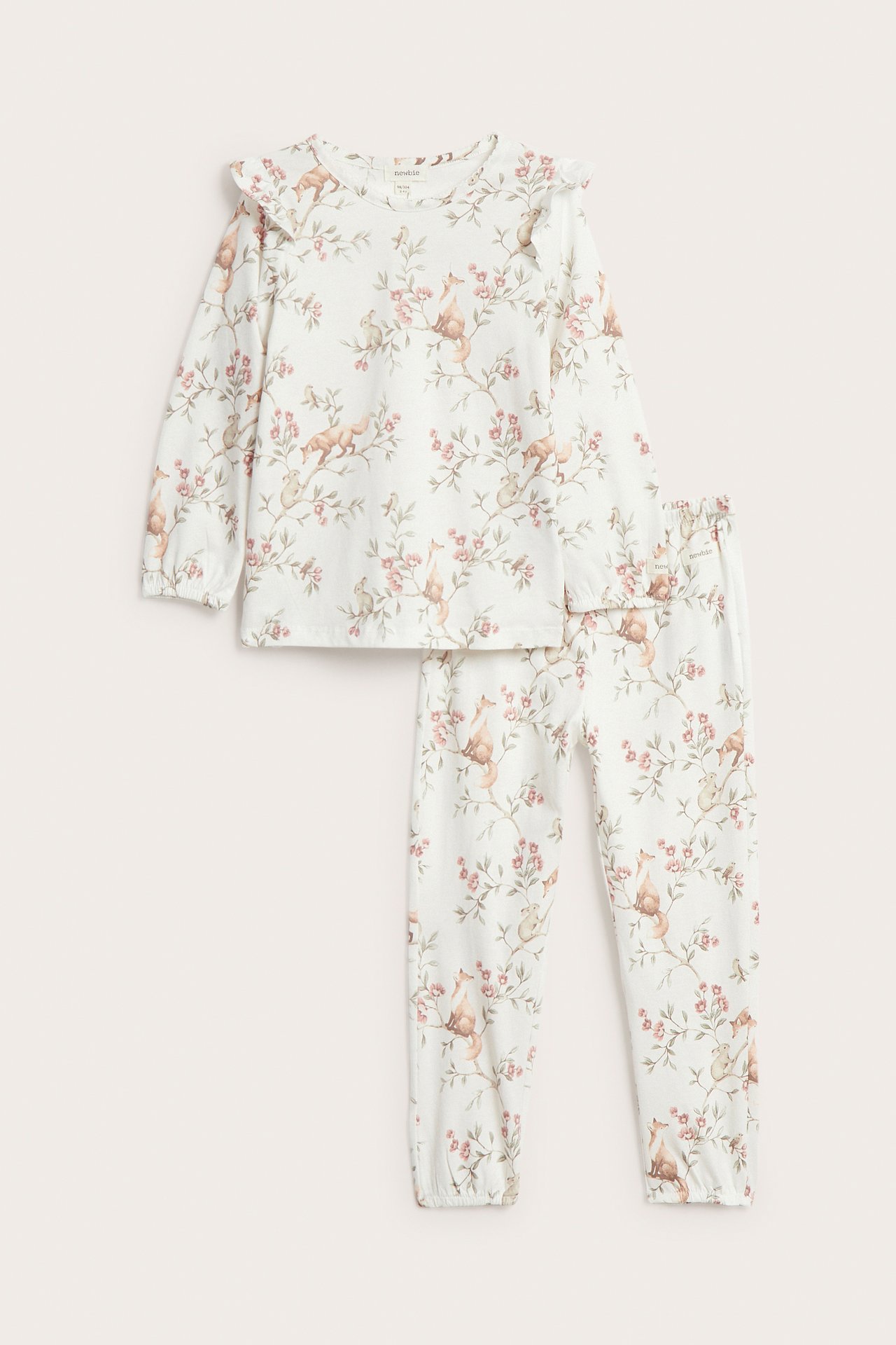 Vorderansicht: Kinder-Pyjama-Set aus off-white Jersey mit Waldtier- und Blumenmuster, Rüschen an den Schultern.