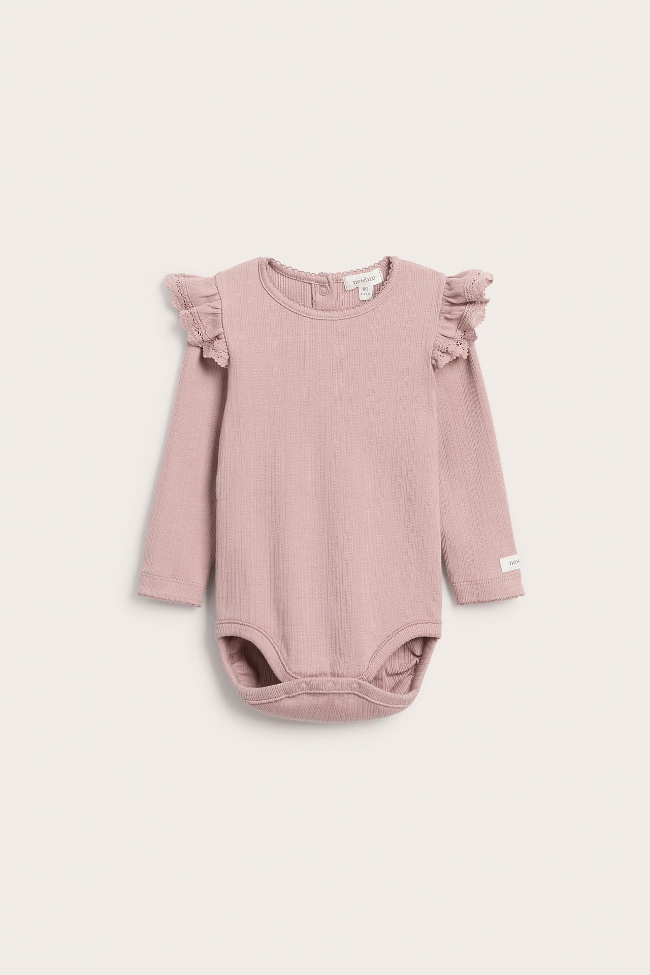 Vorderansicht eines rosa gerippten langärmeligen Babybodys mit Schulterrüschen.