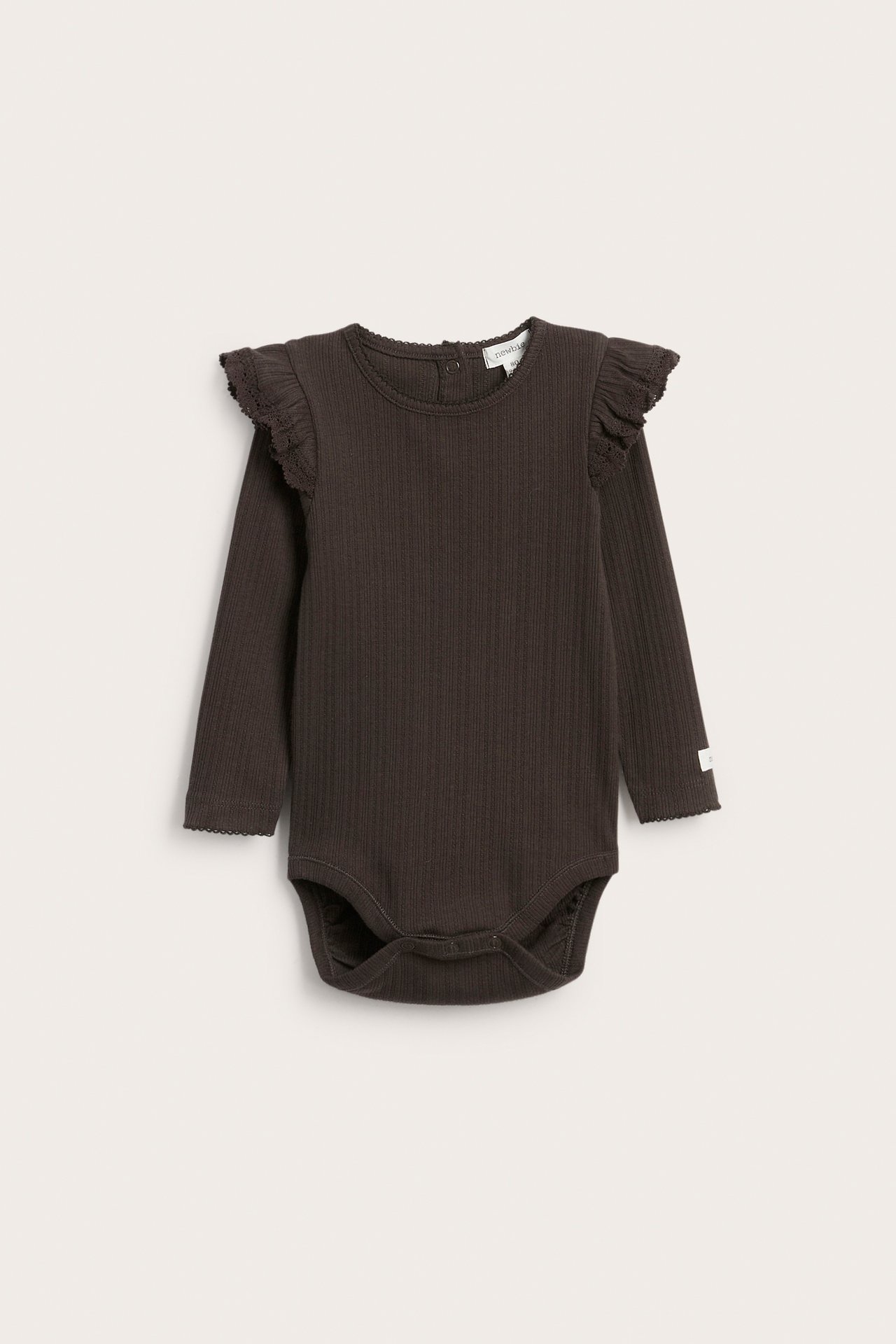Vorderansicht eines dunkelbraunen gerippten Langarm-Babybodys mit Schulterrüschen.