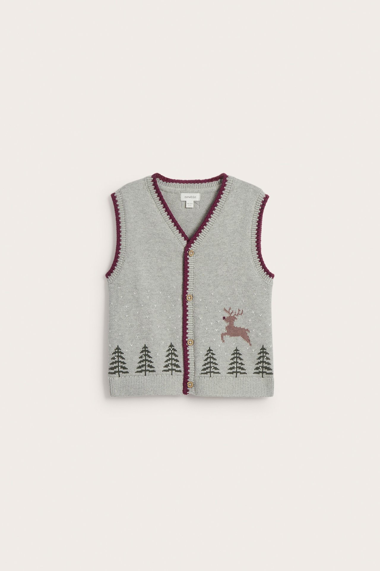 Vorderansicht einer hellgrauen, gestrickten Kinderweste mit Knöpfen, Rentier- und Tannenbaum-Muster.
