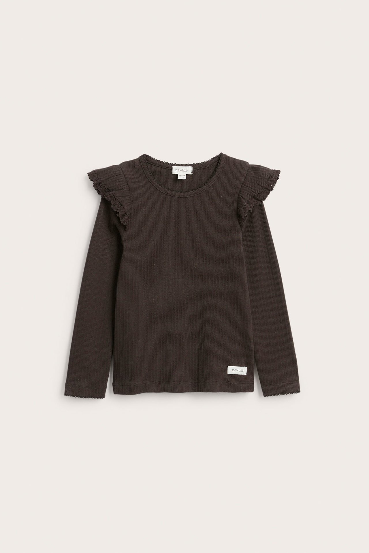 Vorderansicht eines dunkelbraunen gerippten Langarmshirts mit Rüschen an den Schultern.