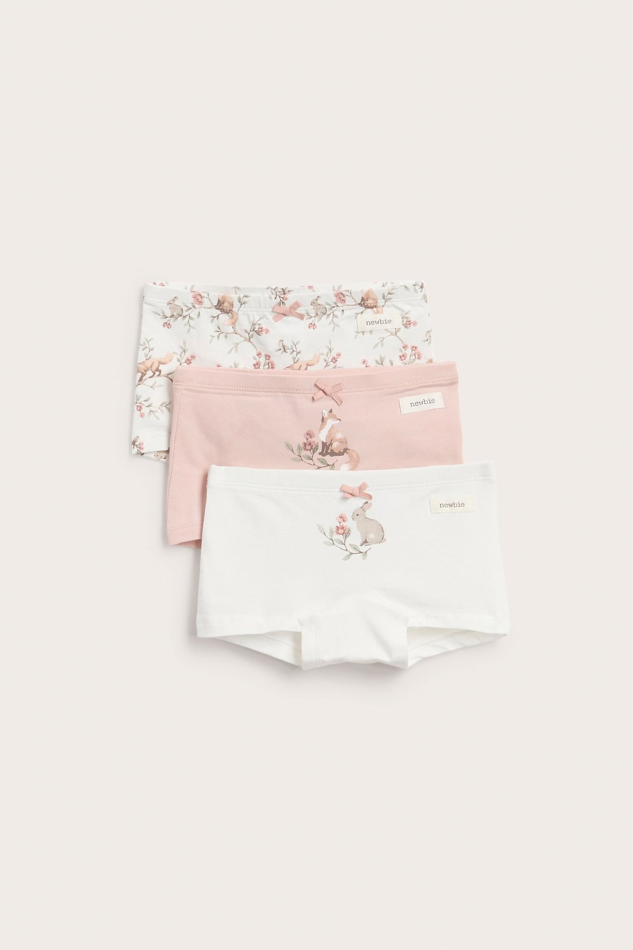 Vorderansicht: drei Kinder-Boxershorts aus Baumwolle. Offwhite mit Hase, Rosa mit Fuchs und allover gemustert.