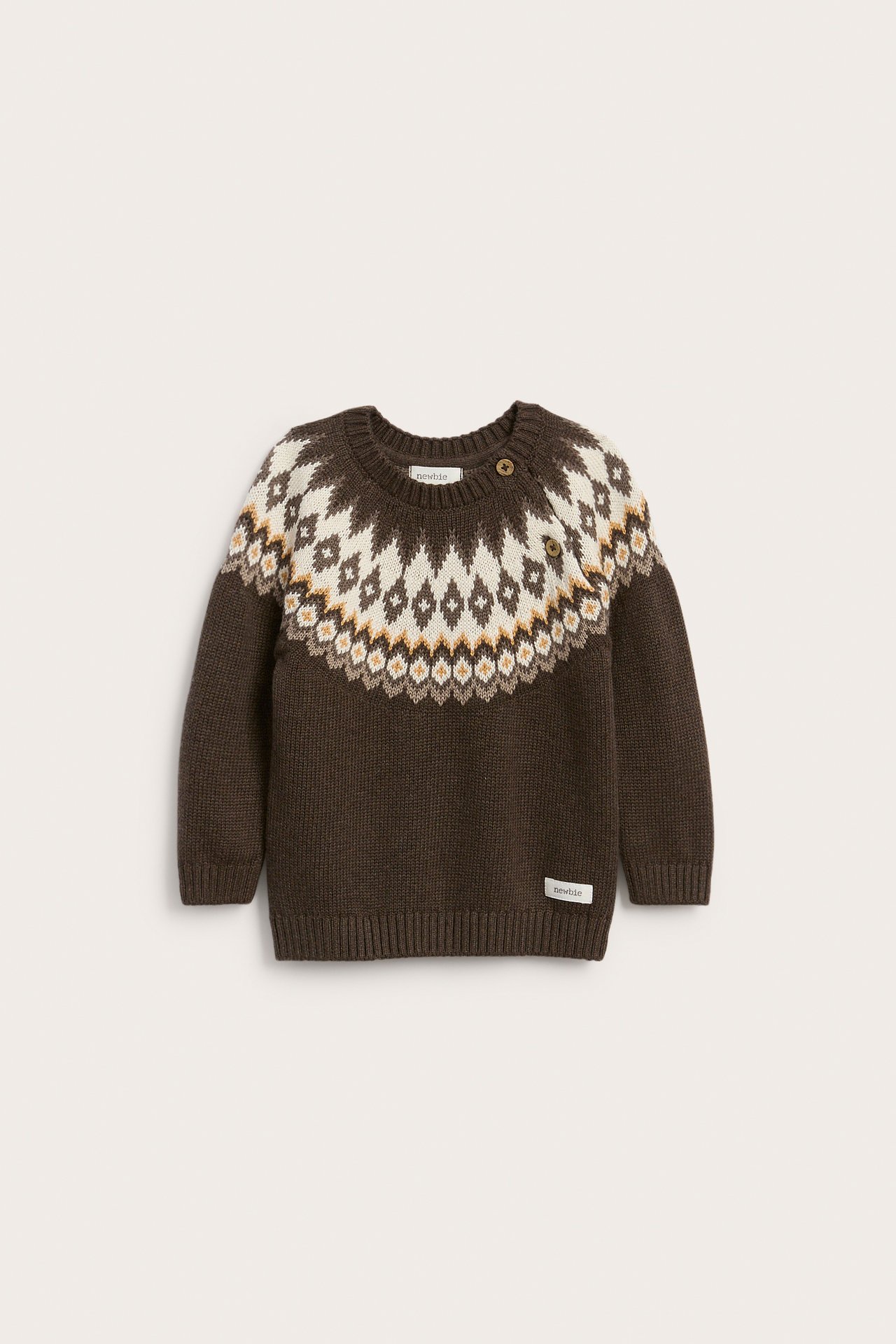 Vorderansicht eines braunen Babystrickpullovers mit Fair-Isle-Muster und zwei Knöpfen.