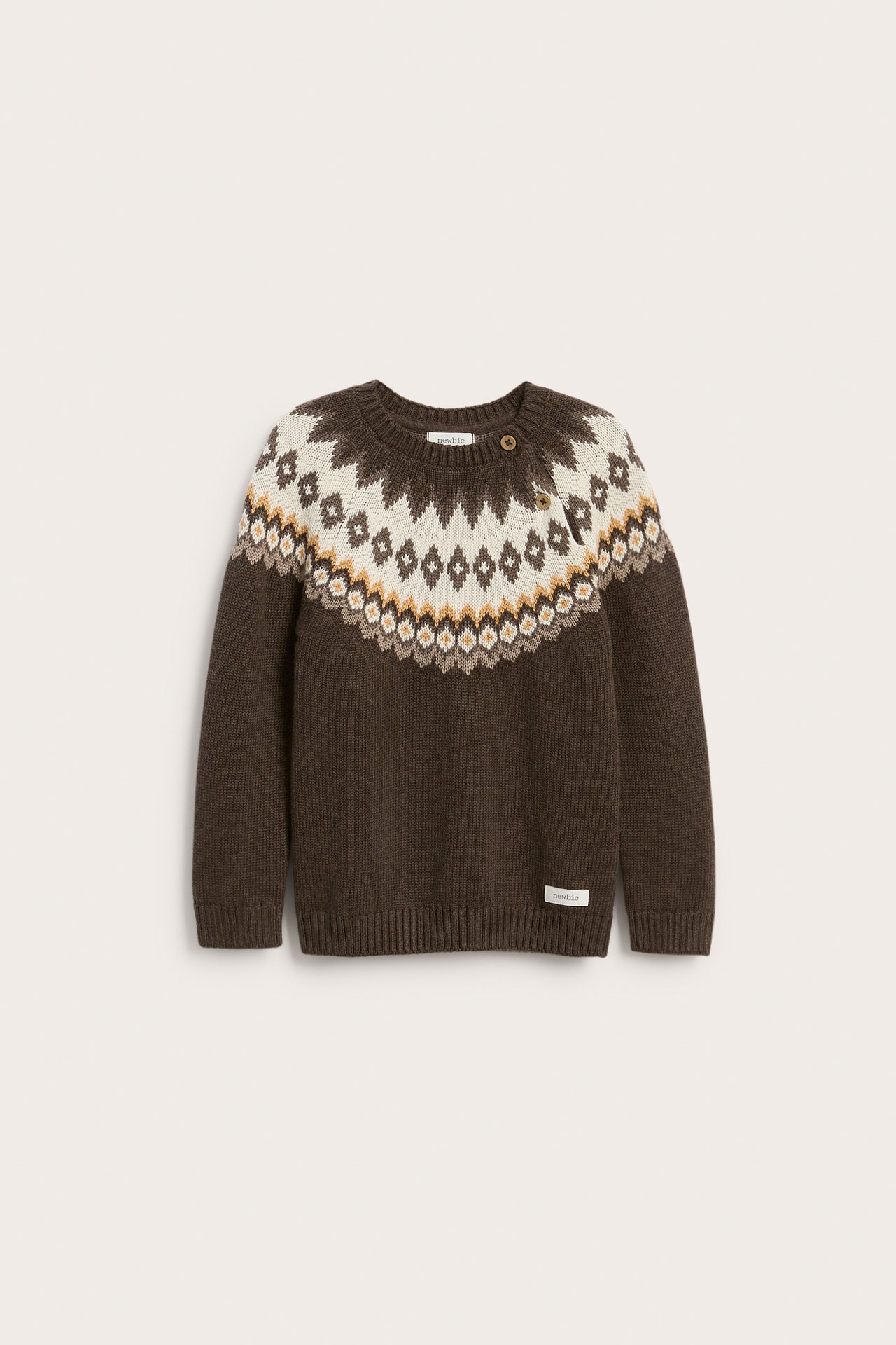 Vorderansicht eines braunen Fair Isle Strickpullovers für Kinder mit Schulterknöpfen und Etikett.
