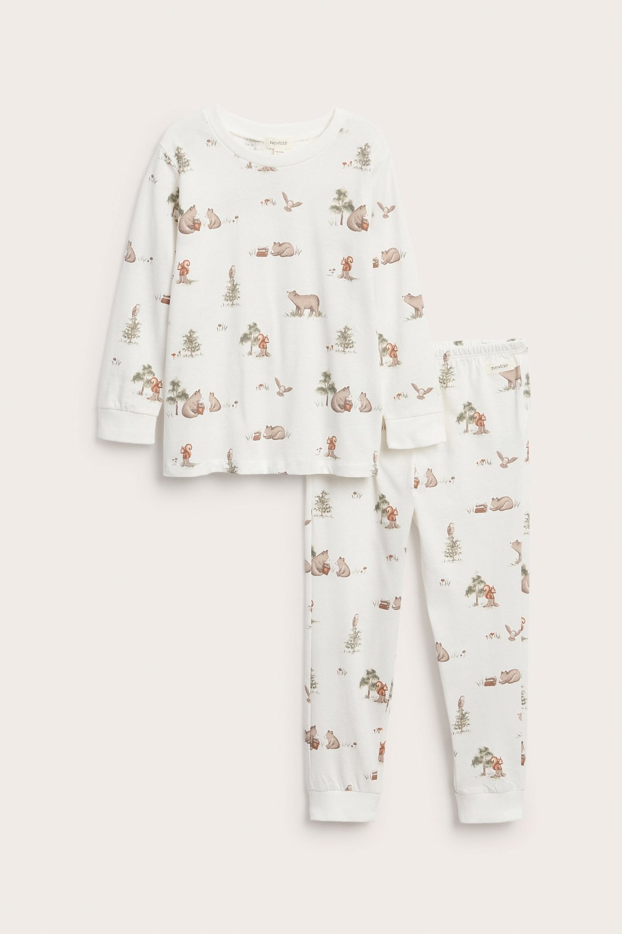 Vorderansicht eines cremefarbenen, langärmligen Baby-Pyjama-Sets mit Waldtiermuster.