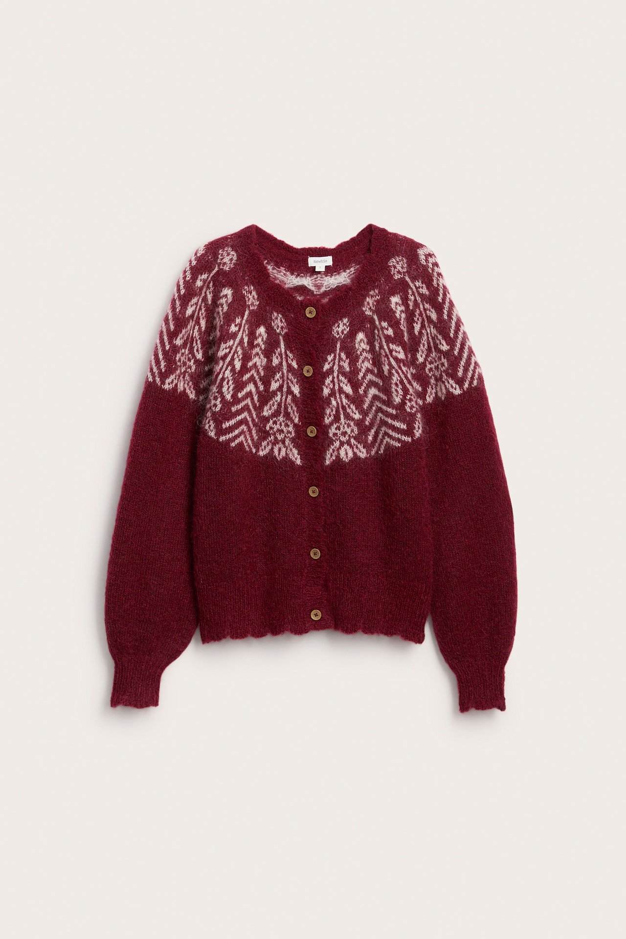Vorderansicht einer burgunderroten Fair Isle Strickjacke mit weißem Muster und braunen Knöpfen.