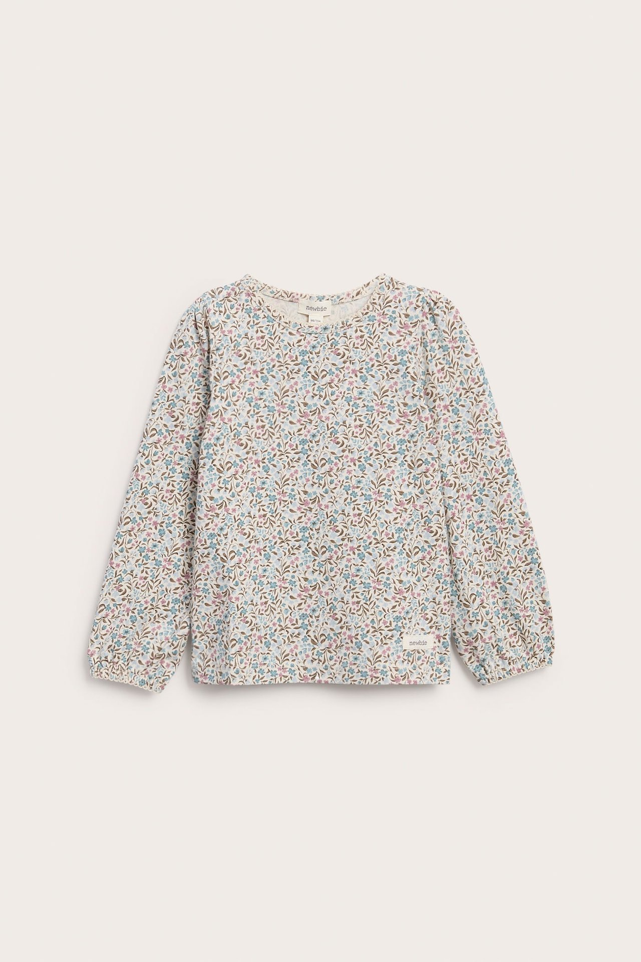 Vorderansicht eines langärmeligen Kinder-Tops in Wollweiß mit buntem Blumenmuster.