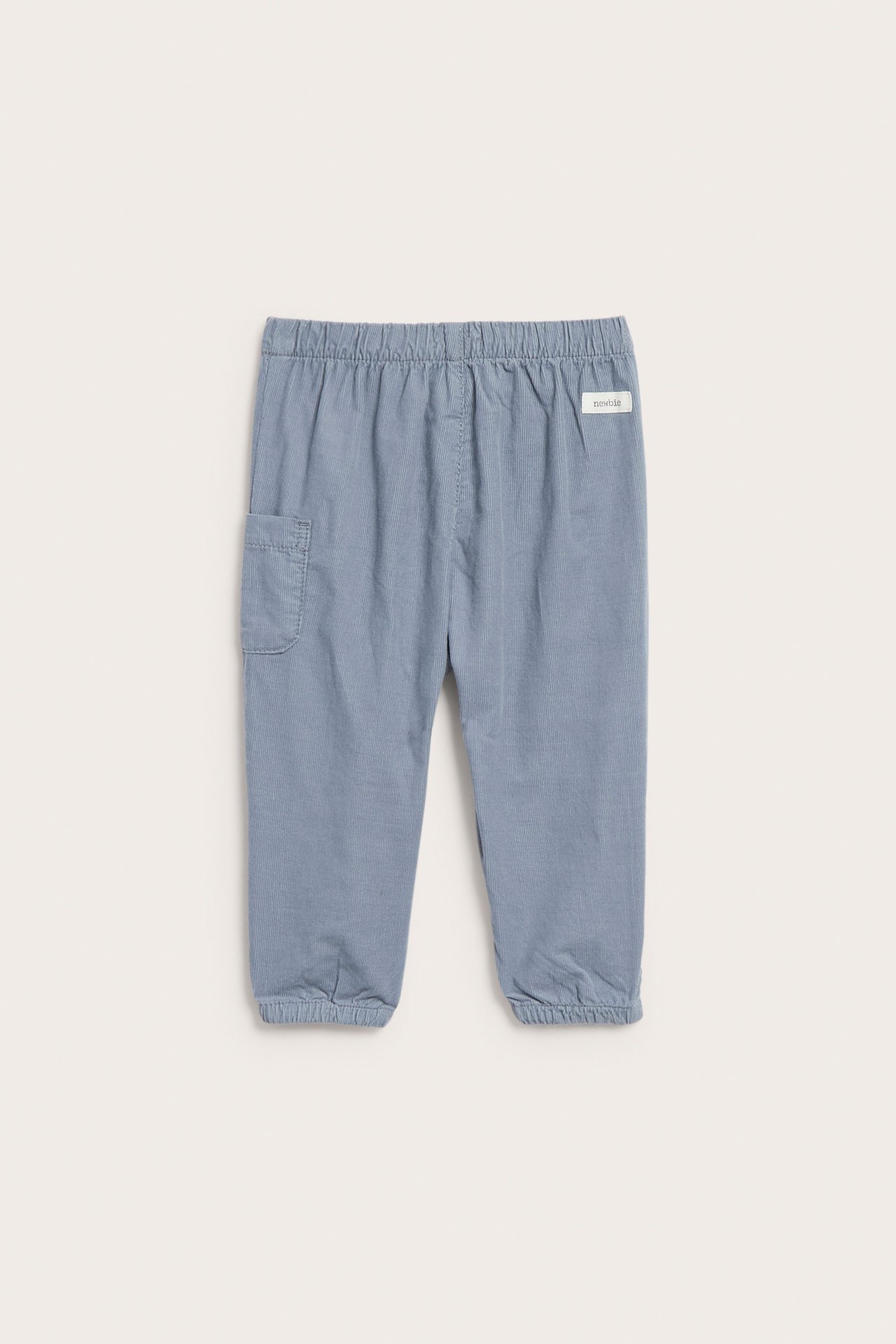 Vorderansicht einer hellblauen Babyhose mit Gummibund, seitlicher Tasche und elastischen Bündchen.