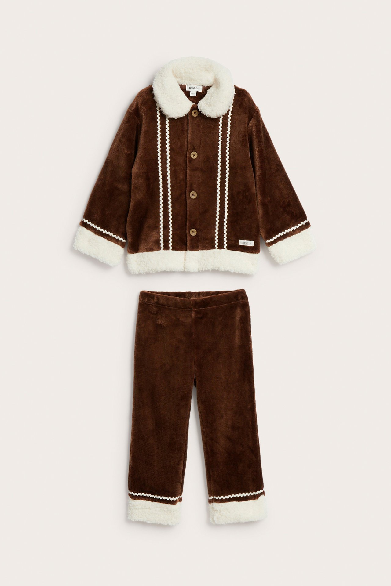 Vorderansicht eines braunen Plüsch-Pyjama-Sets für Kinder mit weißem Kunstpelzbesatz und Zickzackdetails.