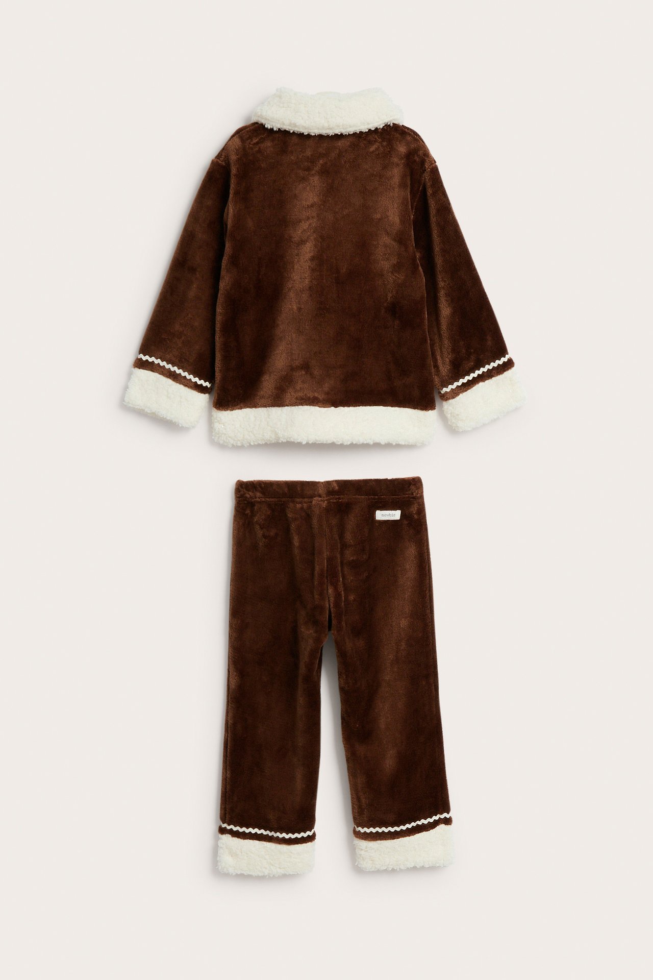 Rückansicht eines braunen Plüsch-Kinderpyjama-Sets mit weißem Flauschbesatz an Kragen, Ärmeln und Saum.