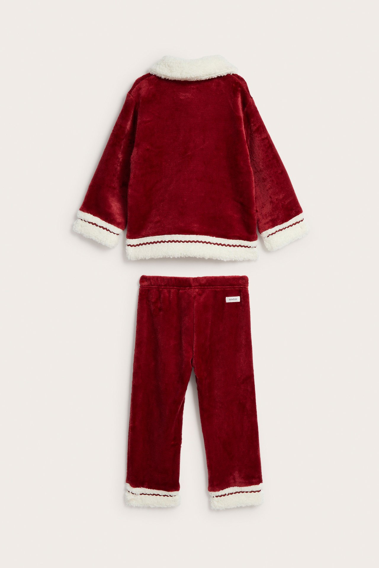 Kinder-Pyjama-Set aus rotem Samt, Rückansicht, mit weißem flauschigem und gewelltem Rand.