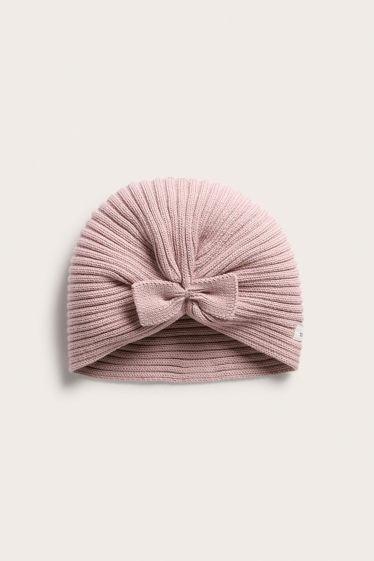 Vorderansicht einer rosa gestrickten Baby-Turbanmütze mit Schleife.