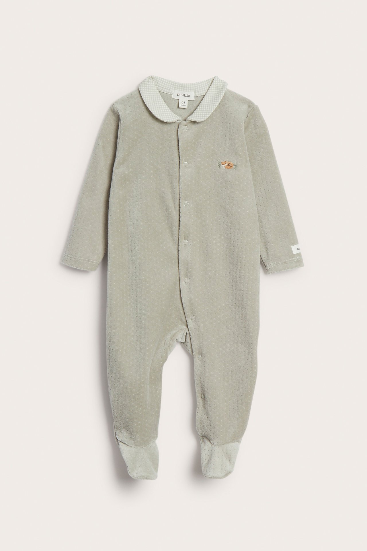 Vorderansicht, hellgrüner Baby-Strampler mit kariertem Kragen und Fuchsembroiderie.