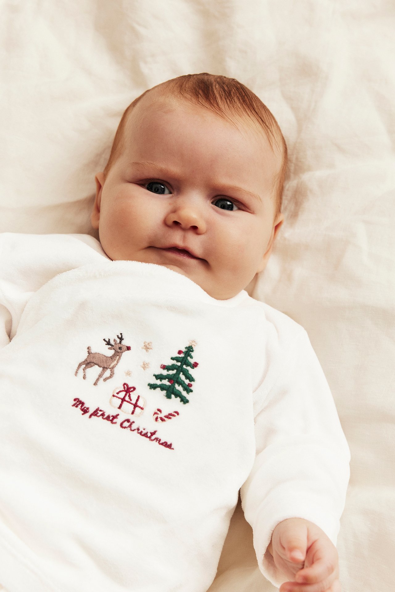 Baby weißes besticktes "My first Christmas" Langarm-Oberteil, Nahaufnahme.