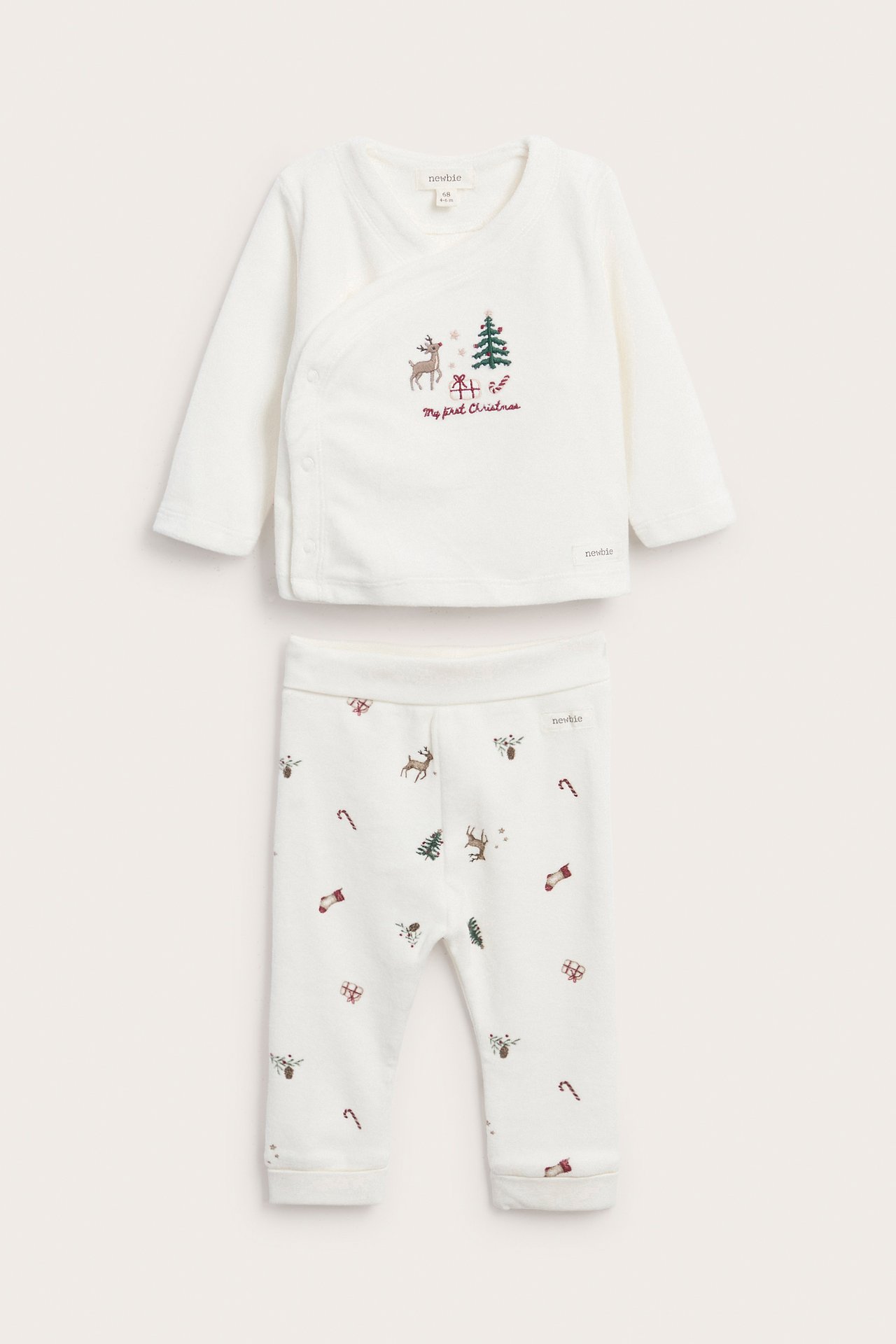 Baby-cremeweißes Weihnachts-Wickeloberteil mit Rentierstickerei und Hose mit Weihnachtsdruck, Vorderansicht.