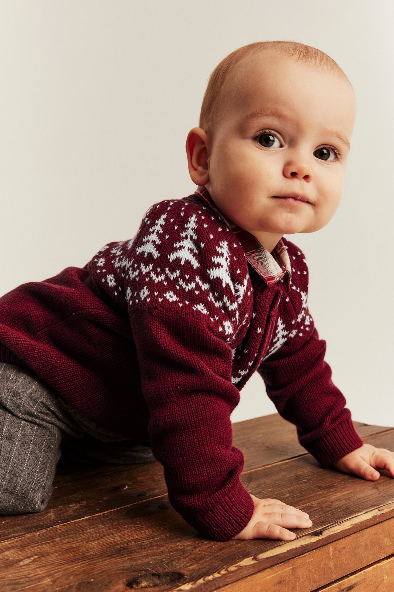 Weihnachtliche Strickjacke mit Tannenbäumen