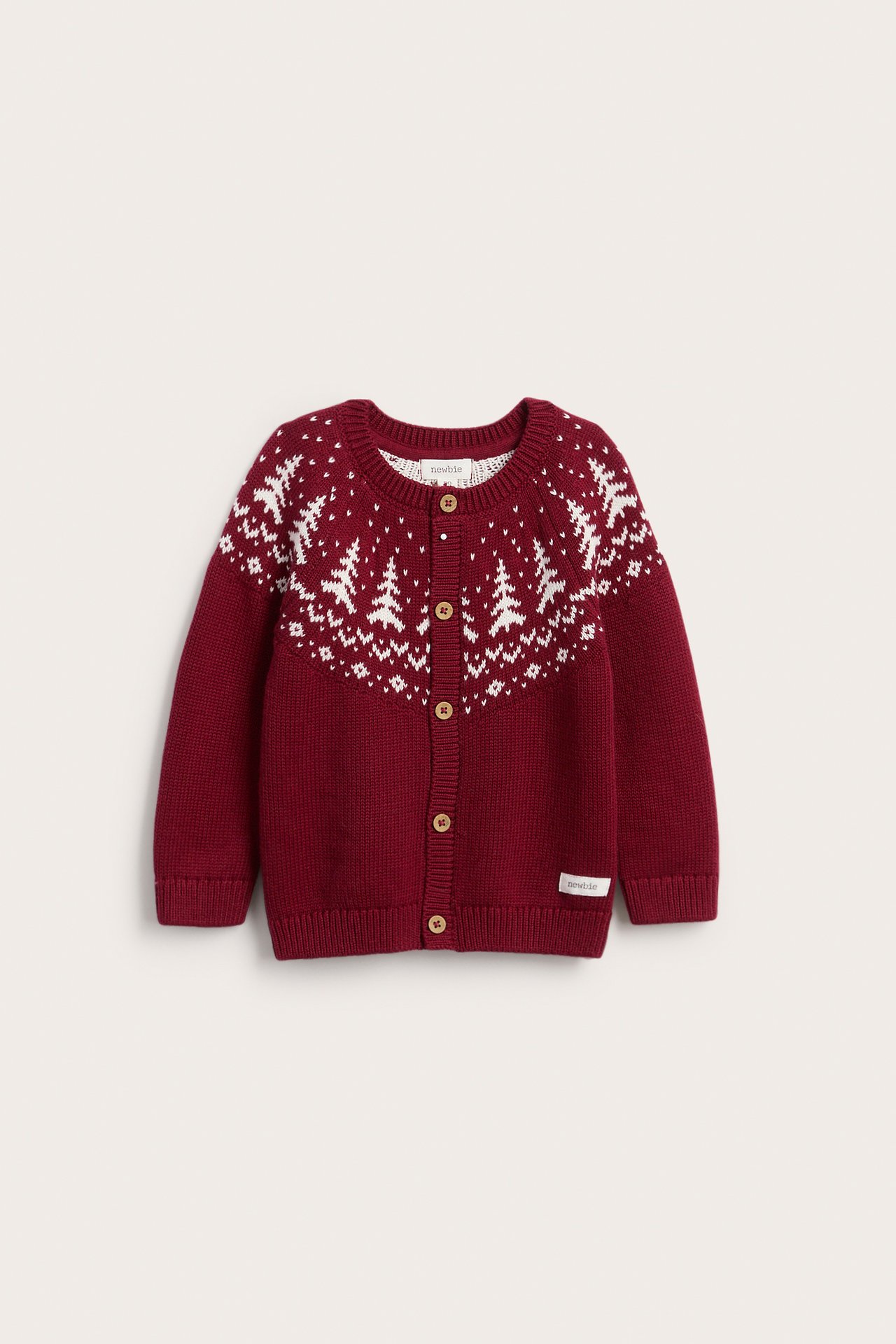 Vorderansicht einer roten Fair-Isle-Strickjacke für Babys mit weißen Bäumen und Holzknöpfen.