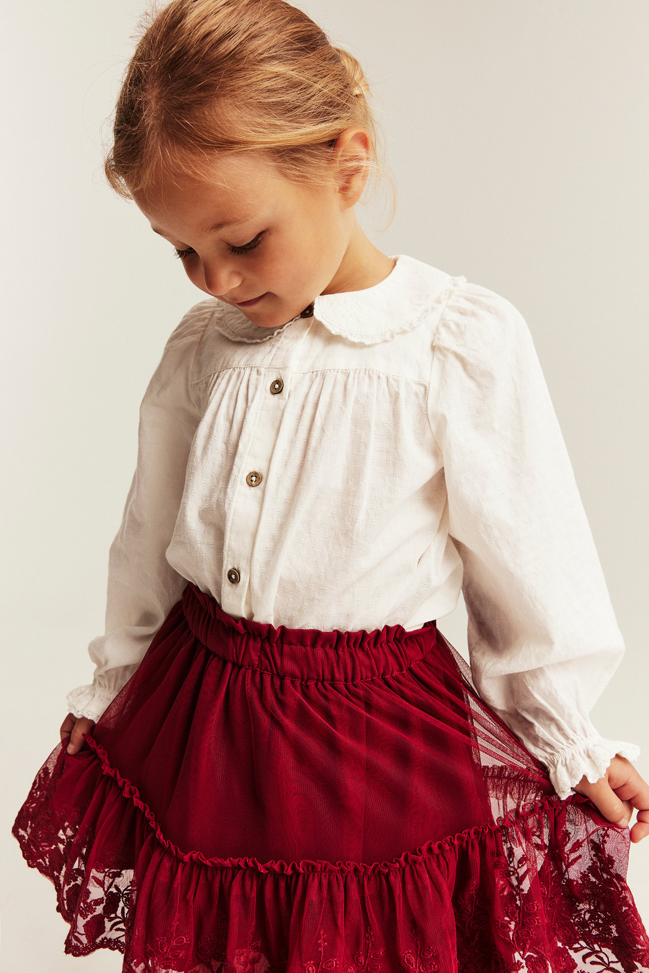 Gewebte Bluse mit besticktem Kragen