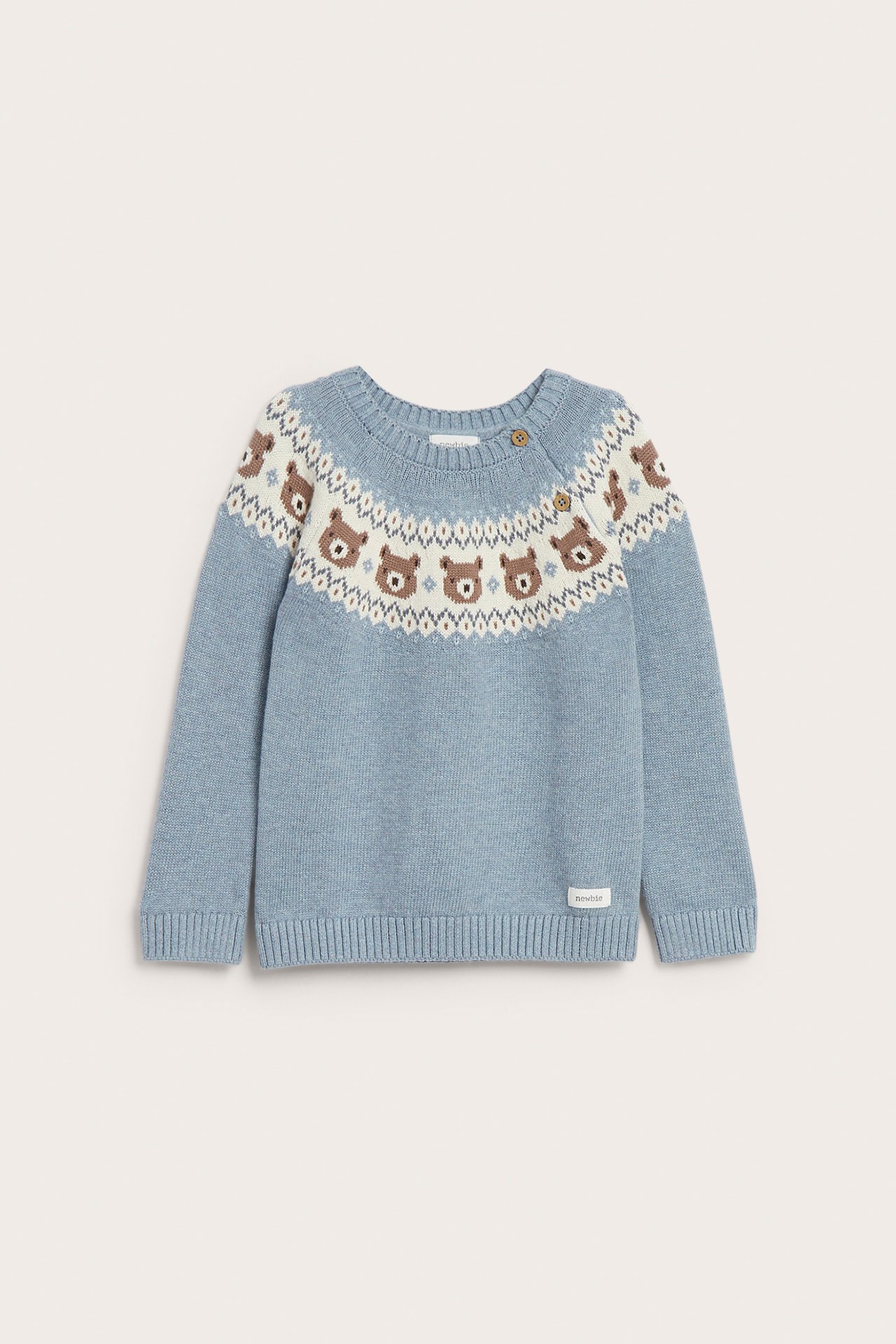 Vorderansicht eines hellblauen Babypullovers mit Bärenmusterpasse und Schulterknöpfen.