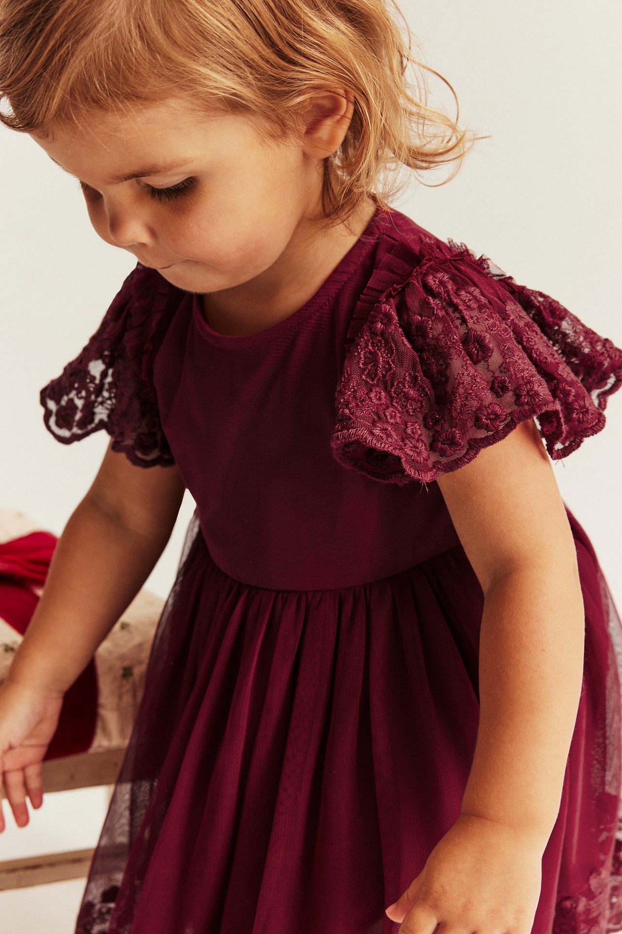 Mesh-Kleid mit Stickerei