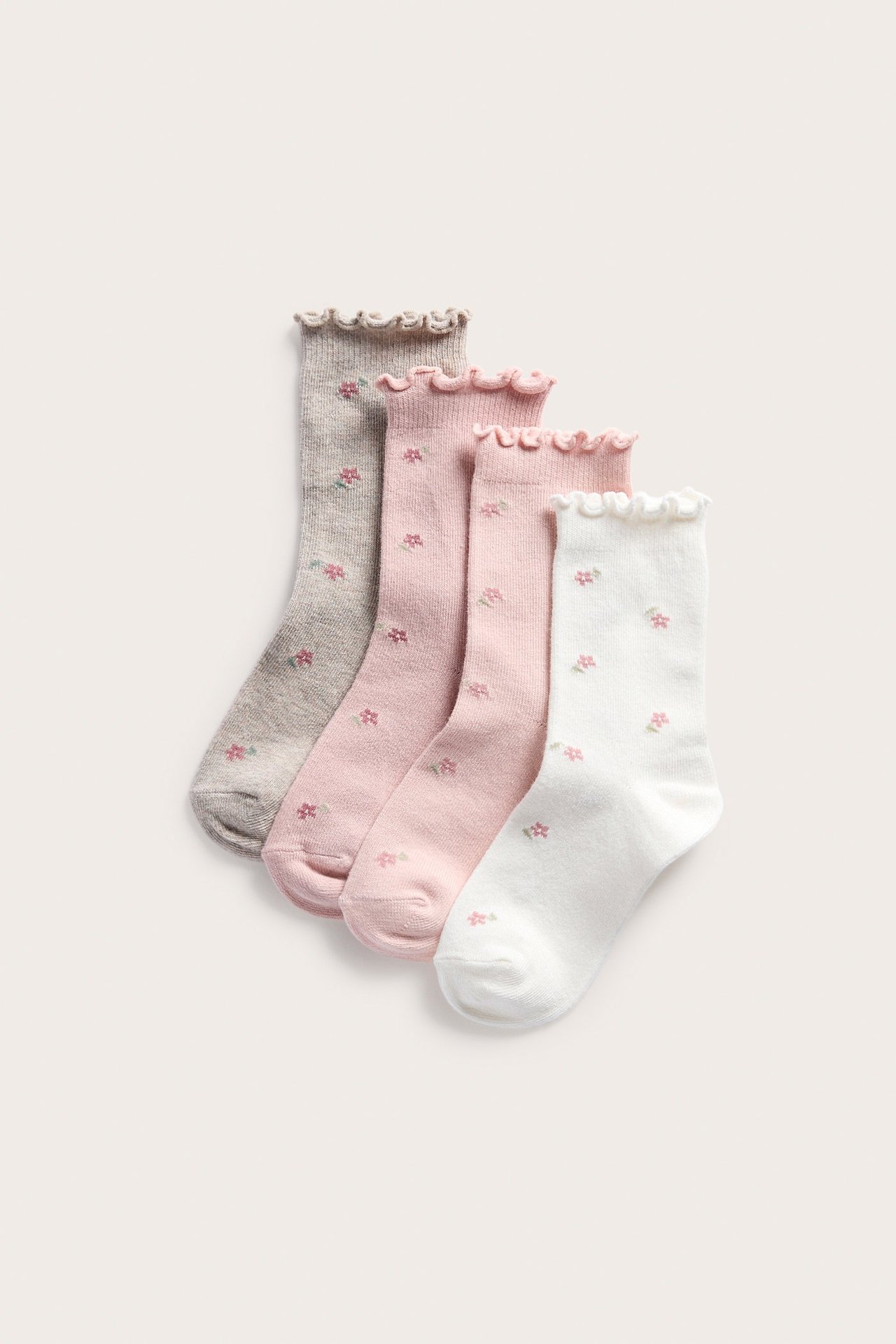 Vorderansicht: 4er-Pack Baumwollsocken mit Rüschenrand und Blumenmuster in Rosa, Weiß und Hellgrau.