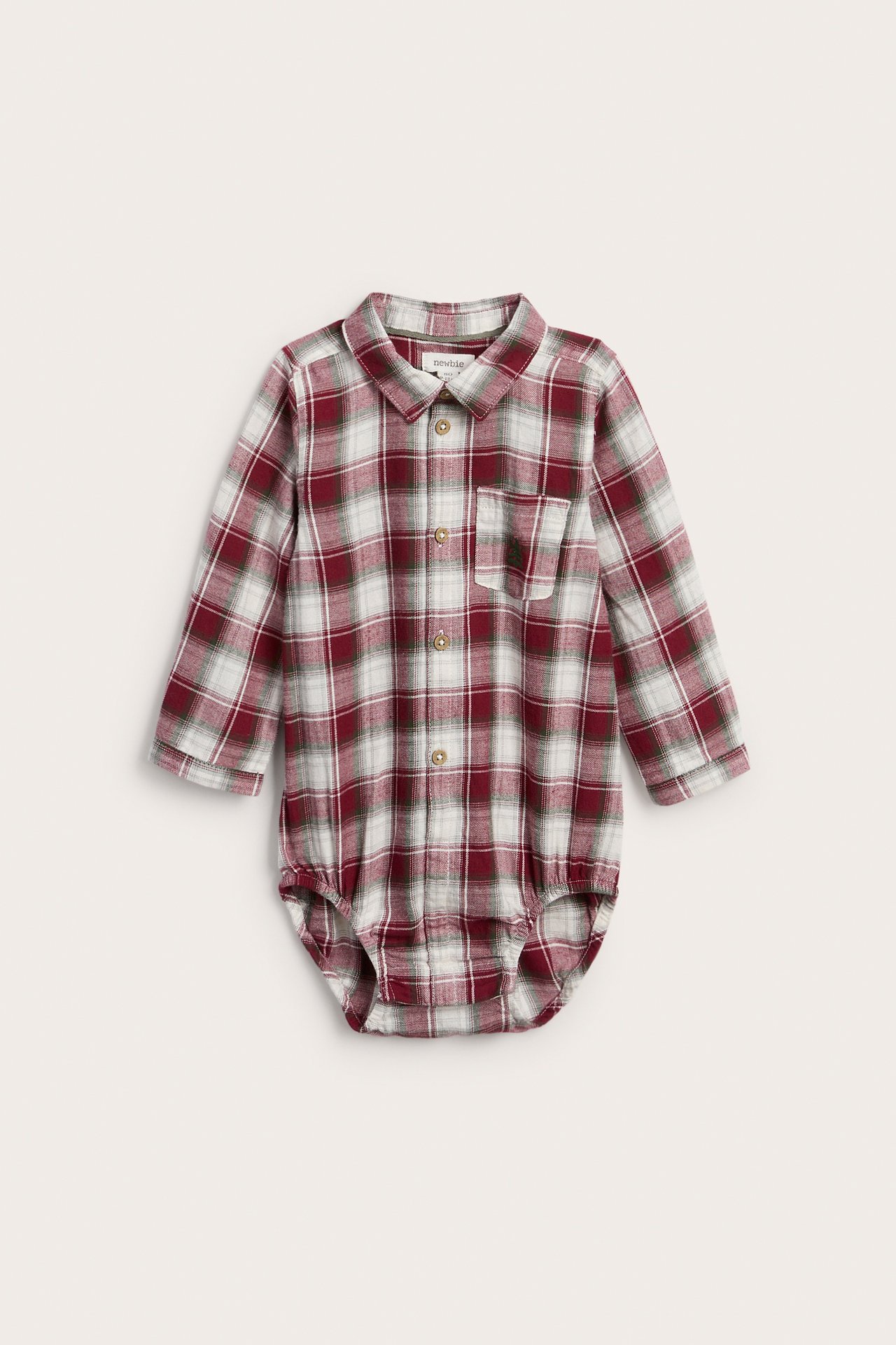 Vorderansicht eines Baby-Bodys mit rot-weiß-grünem Karomuster, langen Ärmeln, Knöpfen und Tasche.