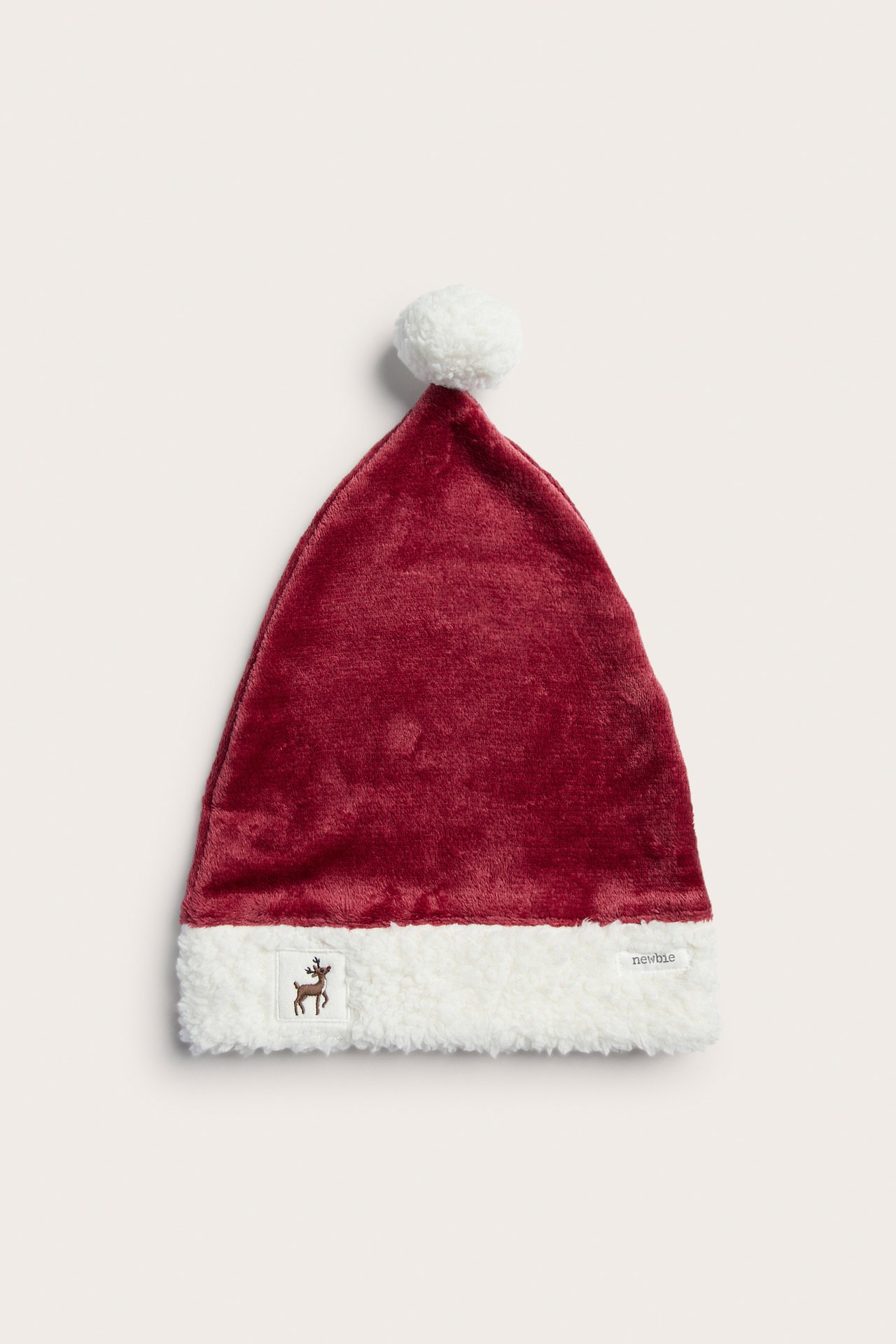 Vorderansicht einer roten Weihnachtsmütze mit weißem Plüschrand und weißem Bommel.