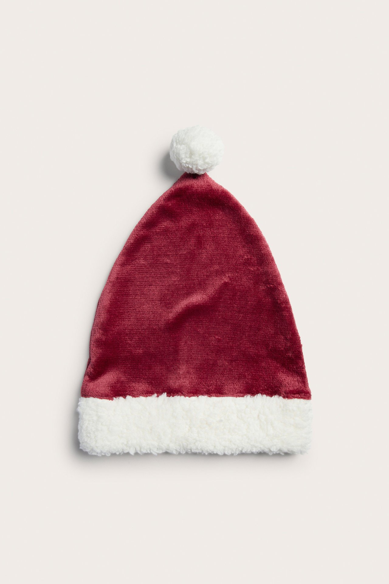 Vorderansicht einer roten Samt-Nikolausmütze mit weißem Sherpa-Besatz und weißem Pompon.