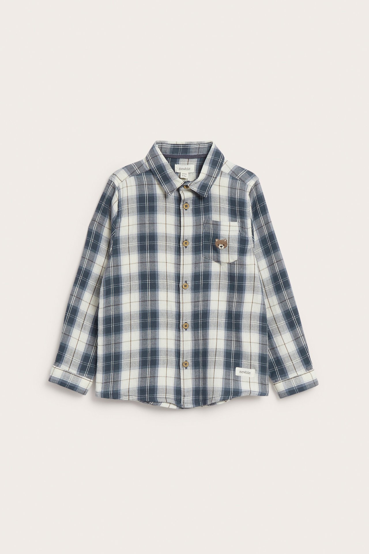 Vorderansicht eines Kinder-Langarmshirts in Blau und Weiß kariert mit Bärenstickerei auf der Brusttasche.