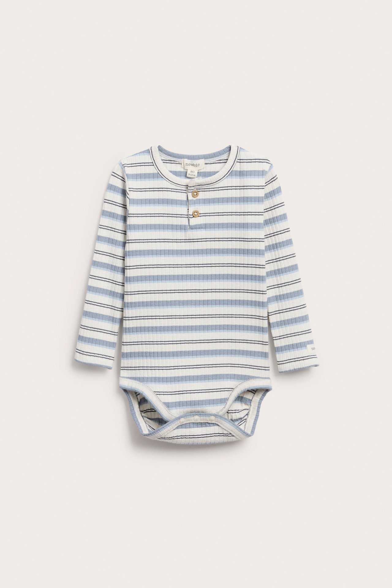 Vorderansicht eines gerippten Babybodys mit hellblauen, cremefarbenen Streifen und Henley-Knöpfen.