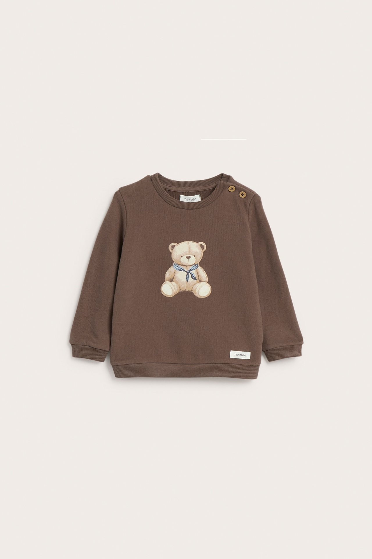 Vorderansicht eines braunen Baby-Sweatshirts mit Teddybären-Print und zwei Schulterknöpfen.