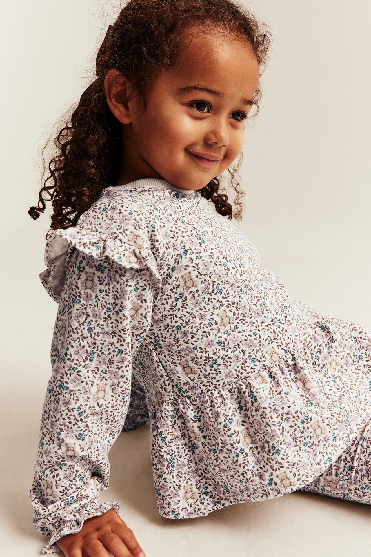 Blumiges Sweatshirt mit Volants - Naturweiß - 1