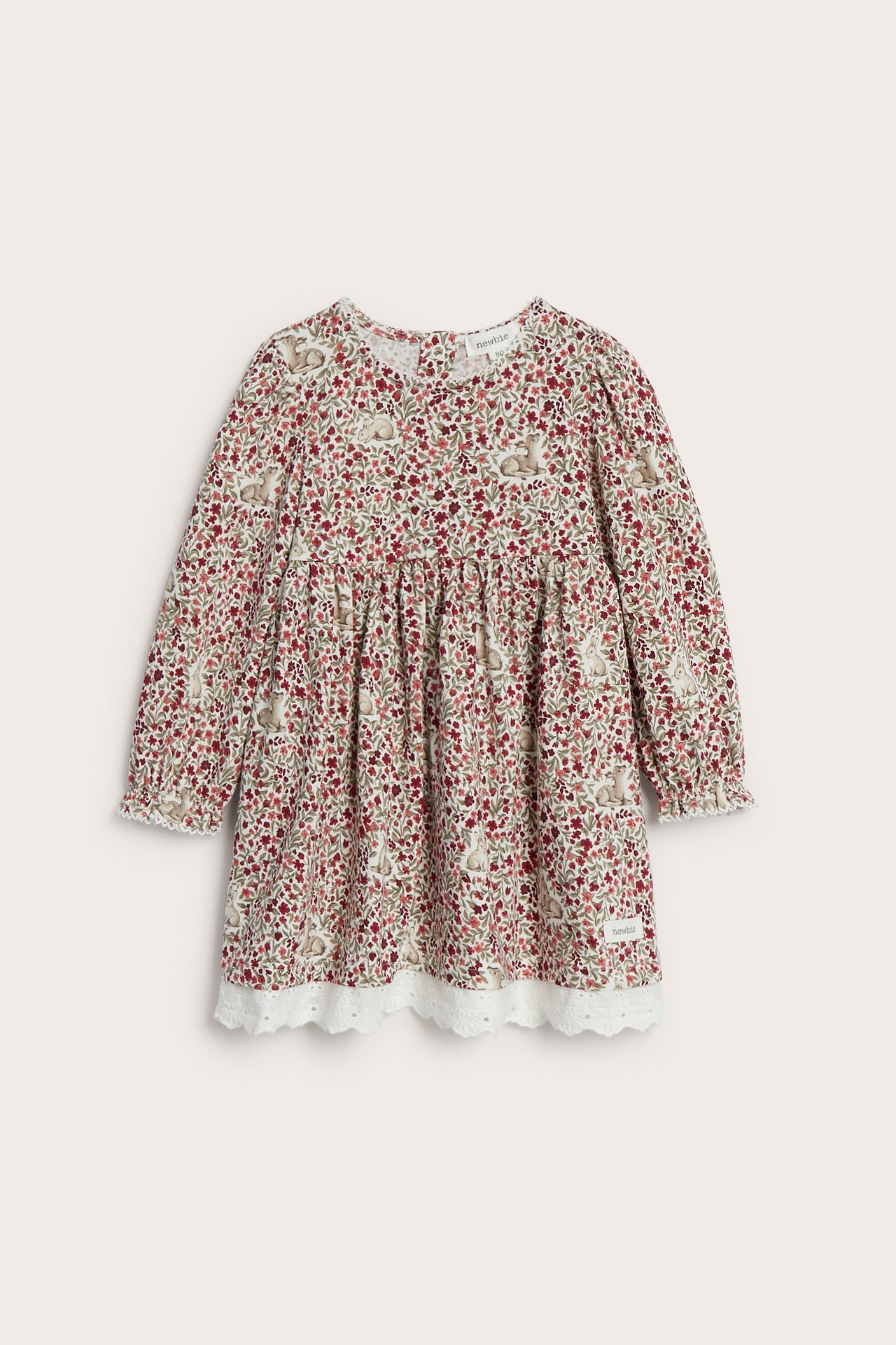 Vorderansicht eines langärmligen Babykleids mit rot-blumen- und kaninchendruck und weißer Spitze.