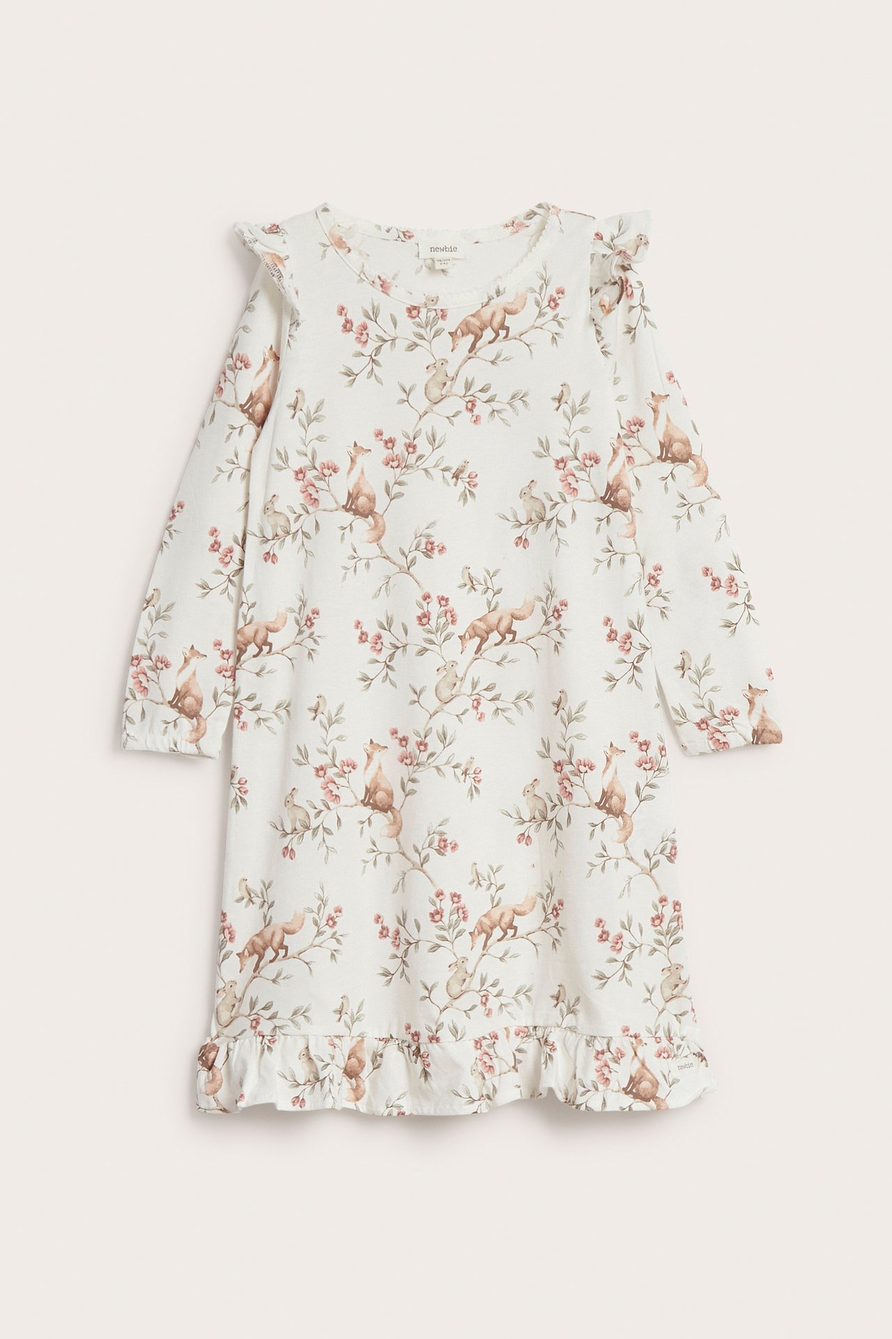 Vorderansicht eines weißen Baby-Nachthemds mit langen Ärmeln und Tiermotiven sowie rosa Blumenmuster.