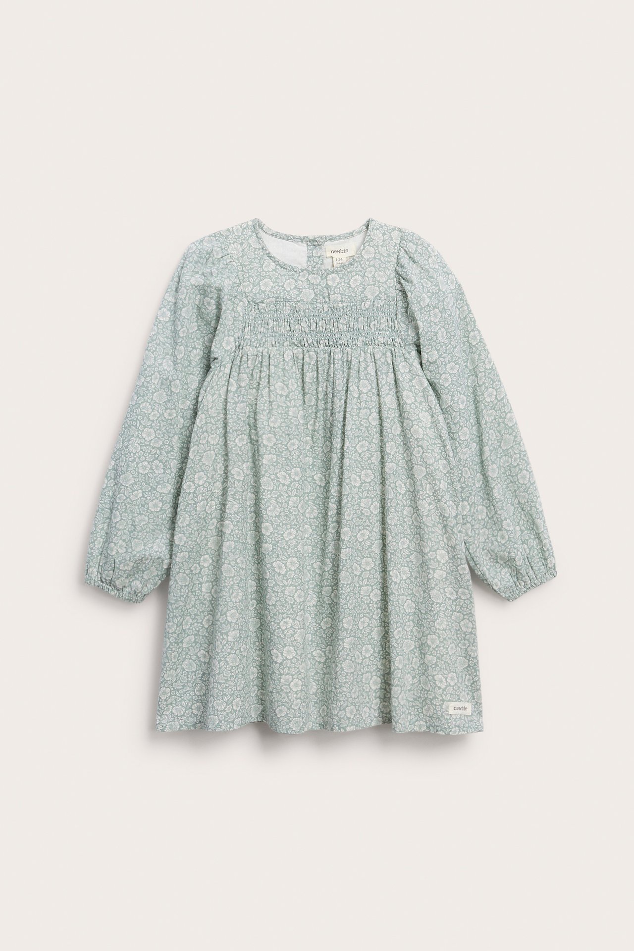 Vorderansicht eines hellgrünen Blumenkleides für Kinder mit langen Ärmeln und Smock.