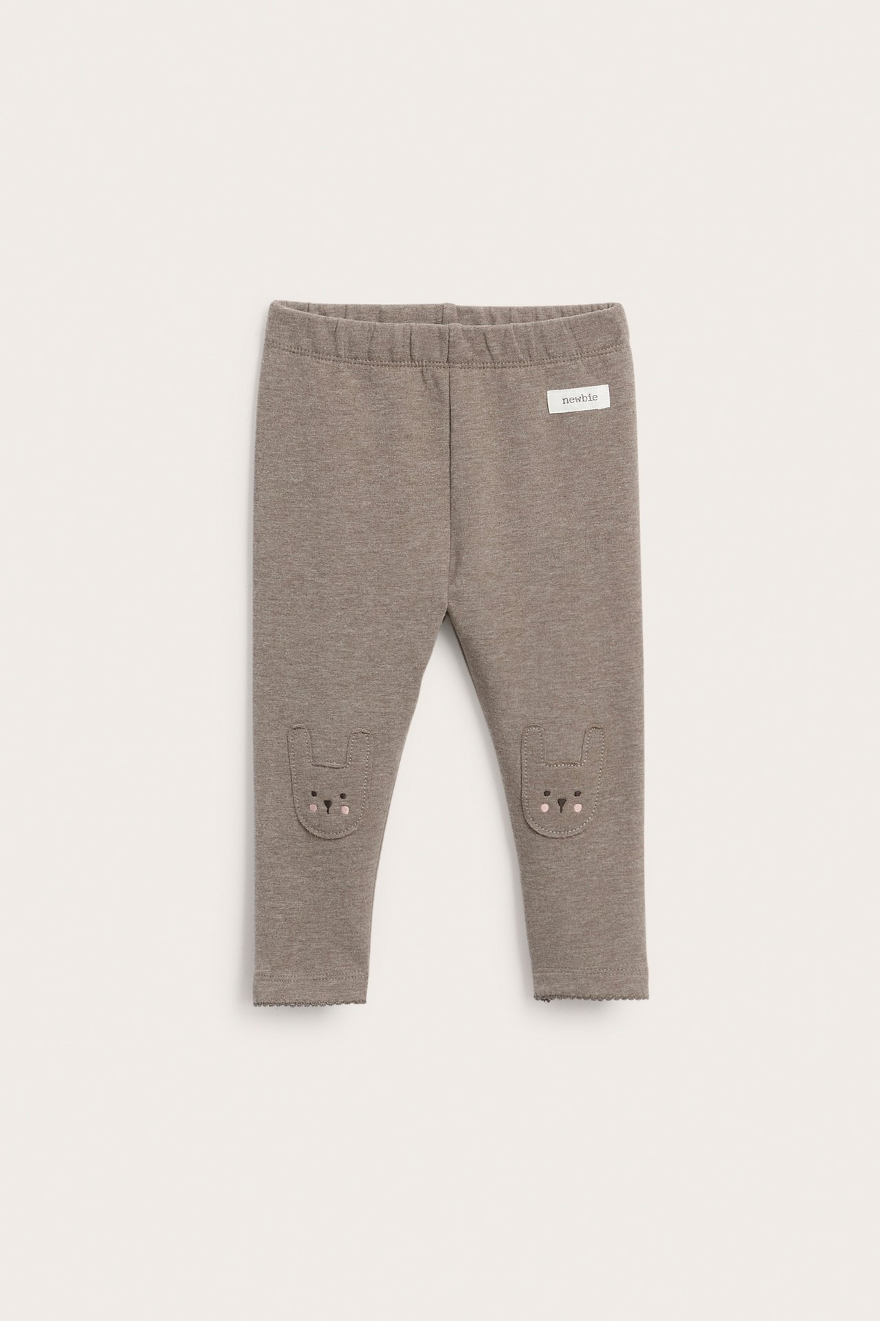 Vorderansicht brauner Baby-Leggings mit Hasengesichts-Kniepatches.