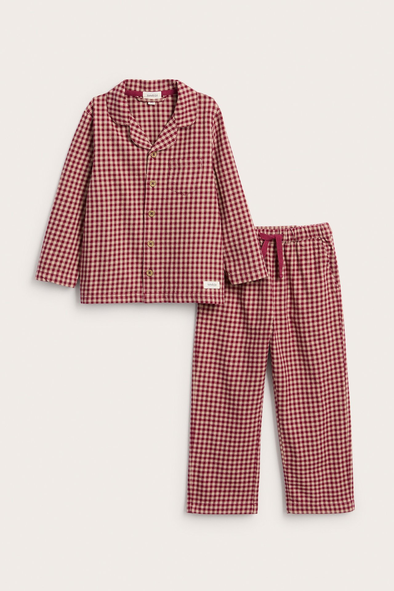 Vorderansicht Kinder-Pyjama-Set rot-beige kariert: Knopfoberteil, Hose mit Kordelzug.