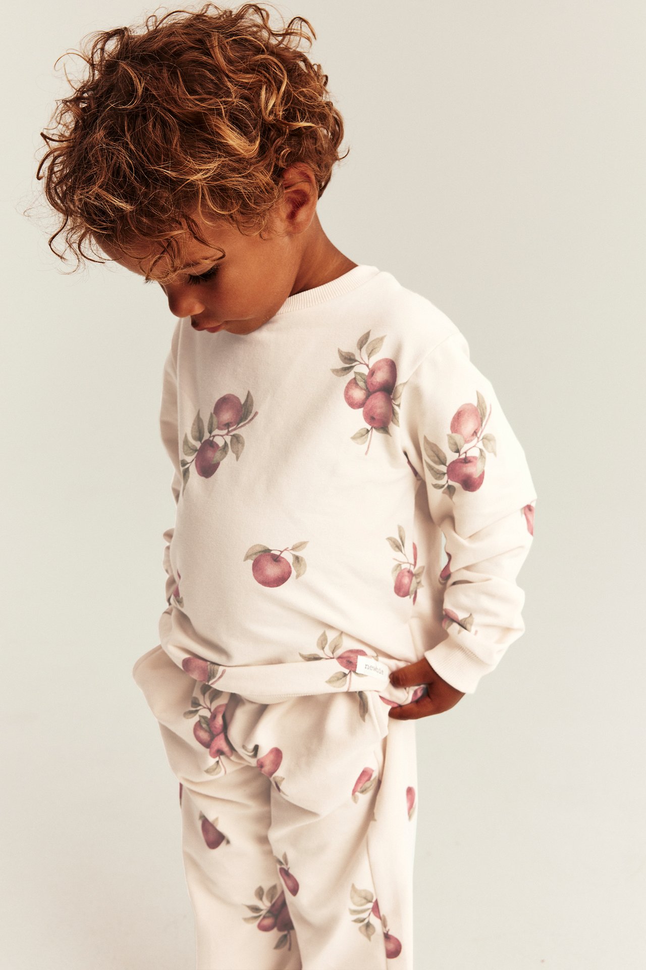 Sweatshirt with apple pattern