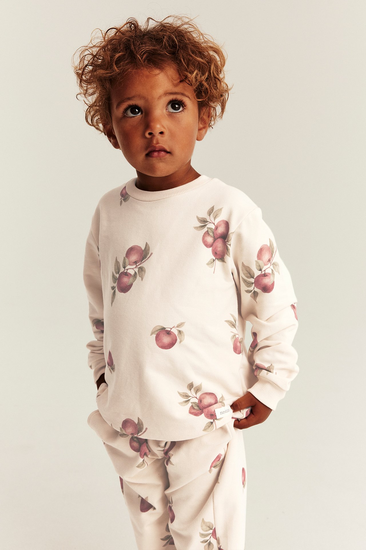 Sweatshirt with apple pattern