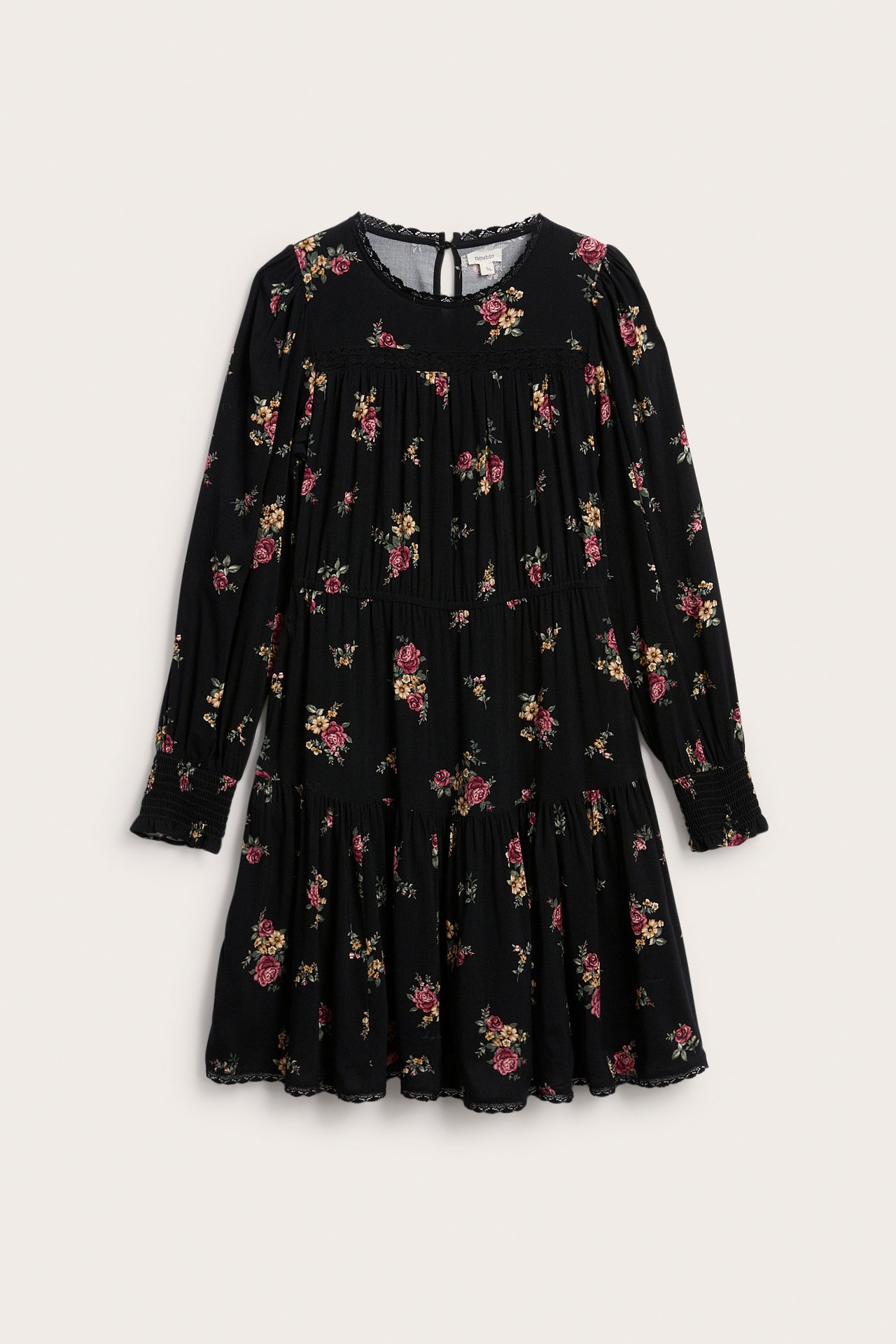 Vorderansicht eines schwarzen Stufenkleides mit langen Ärmeln, Blumenprint und Spitzendetails.