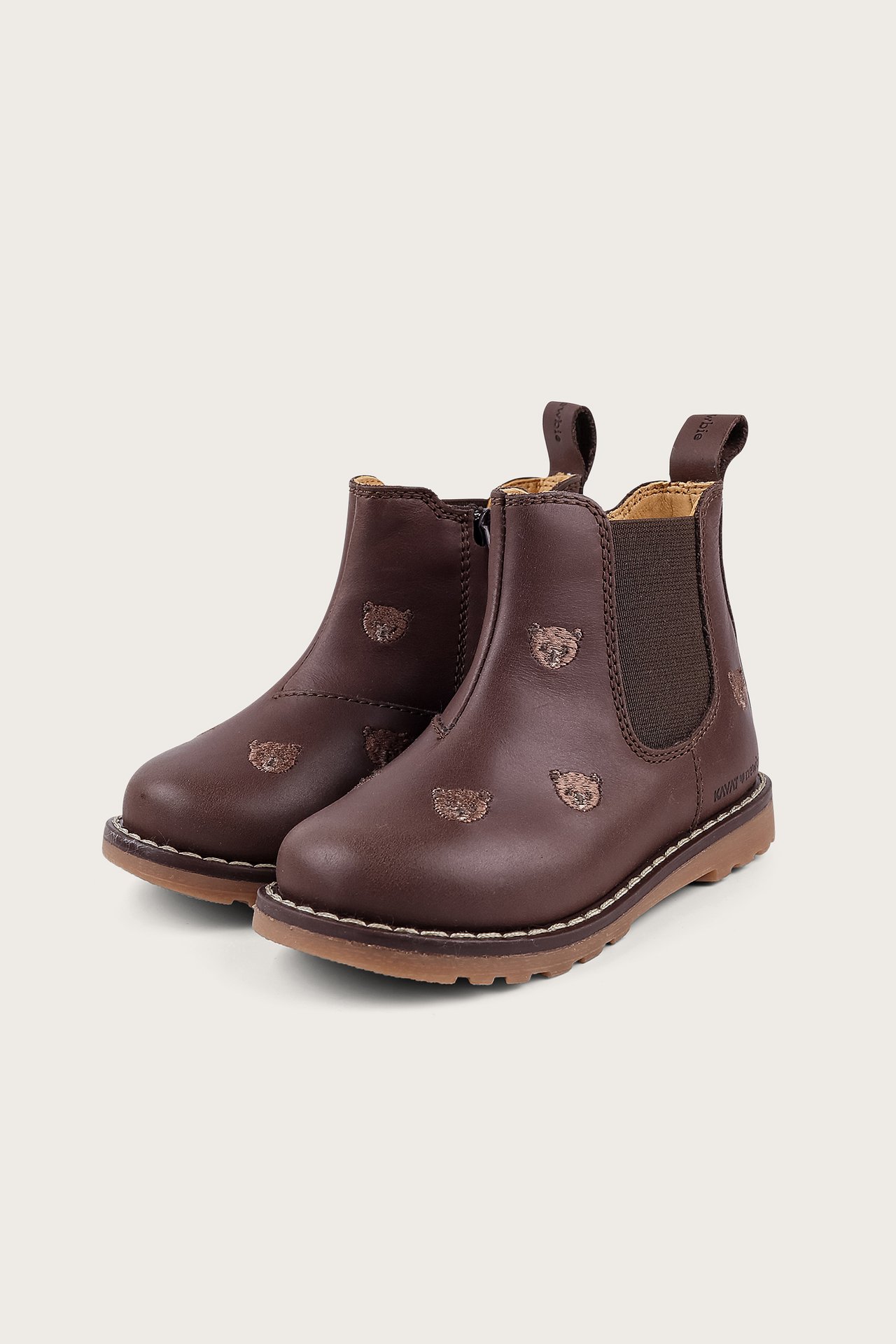 Braune Kinder-Lederstiefel mit gestickten Teddybären und seitlichem Reißverschluss, Vorderansicht.