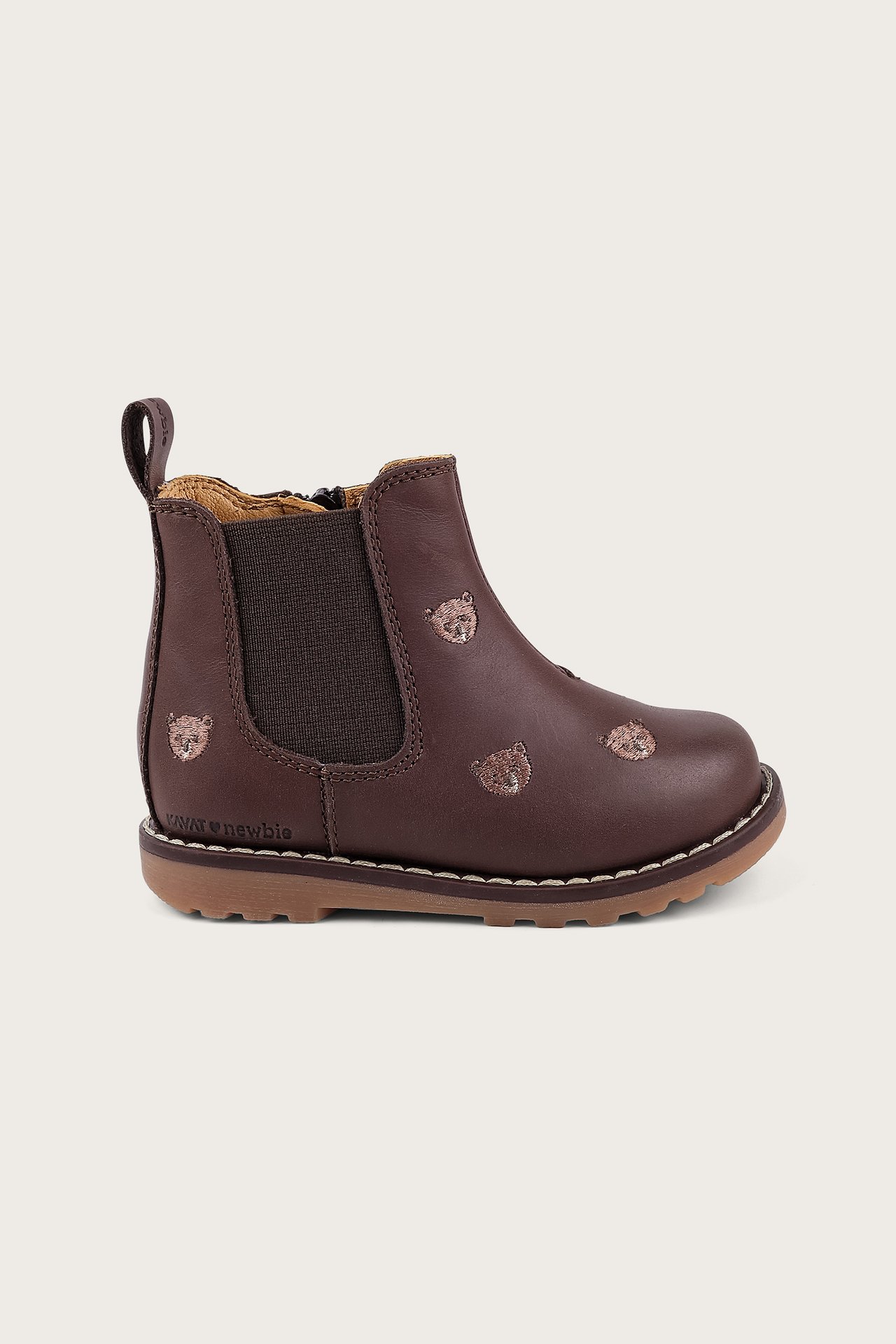 Seitenansicht dunklerbrauner Kinder-Chelsea-Stiefel mit kleinen gestickten Bärchengesichtern und Reißverschluss.